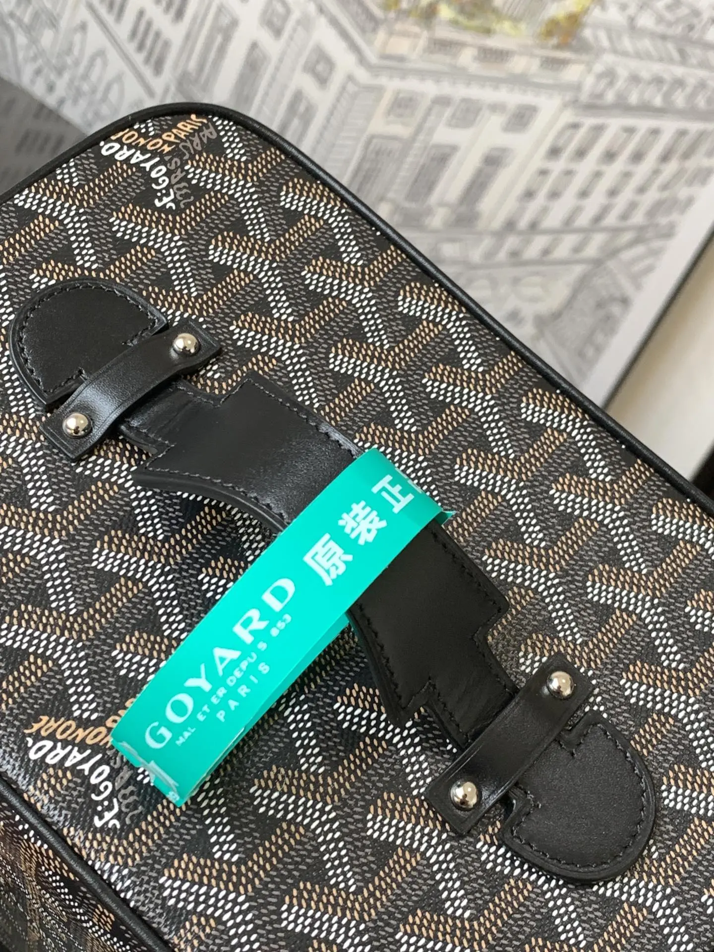 黑色 另 一条肩带 提供多种携带方式 手提 肩背和斜跨 化妝包 便携收納款