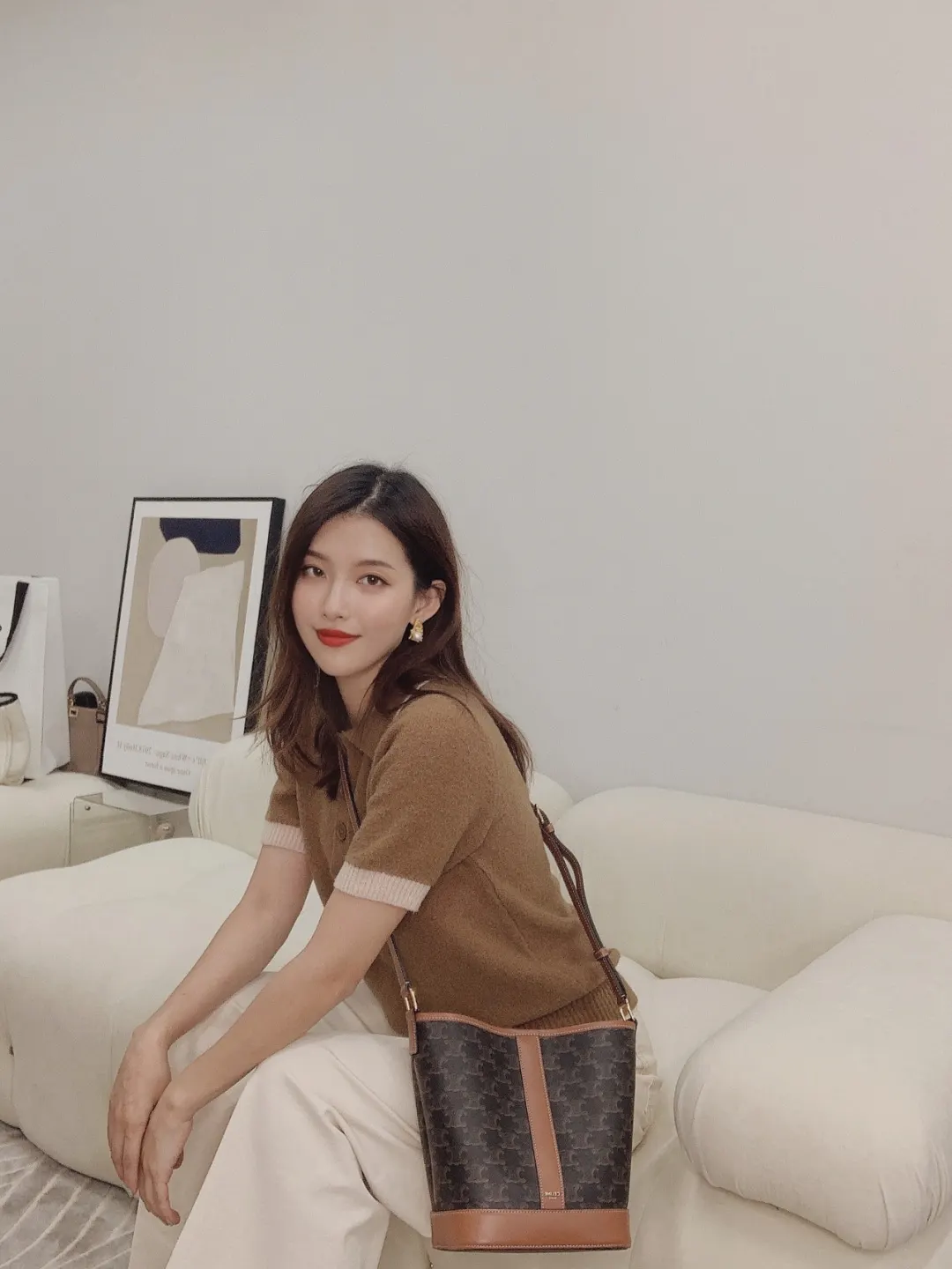 Celine 轻轻松松现在的真是美炸了 实力出圈 太好看了 斜挎肩 水桶包 休閒水桶款