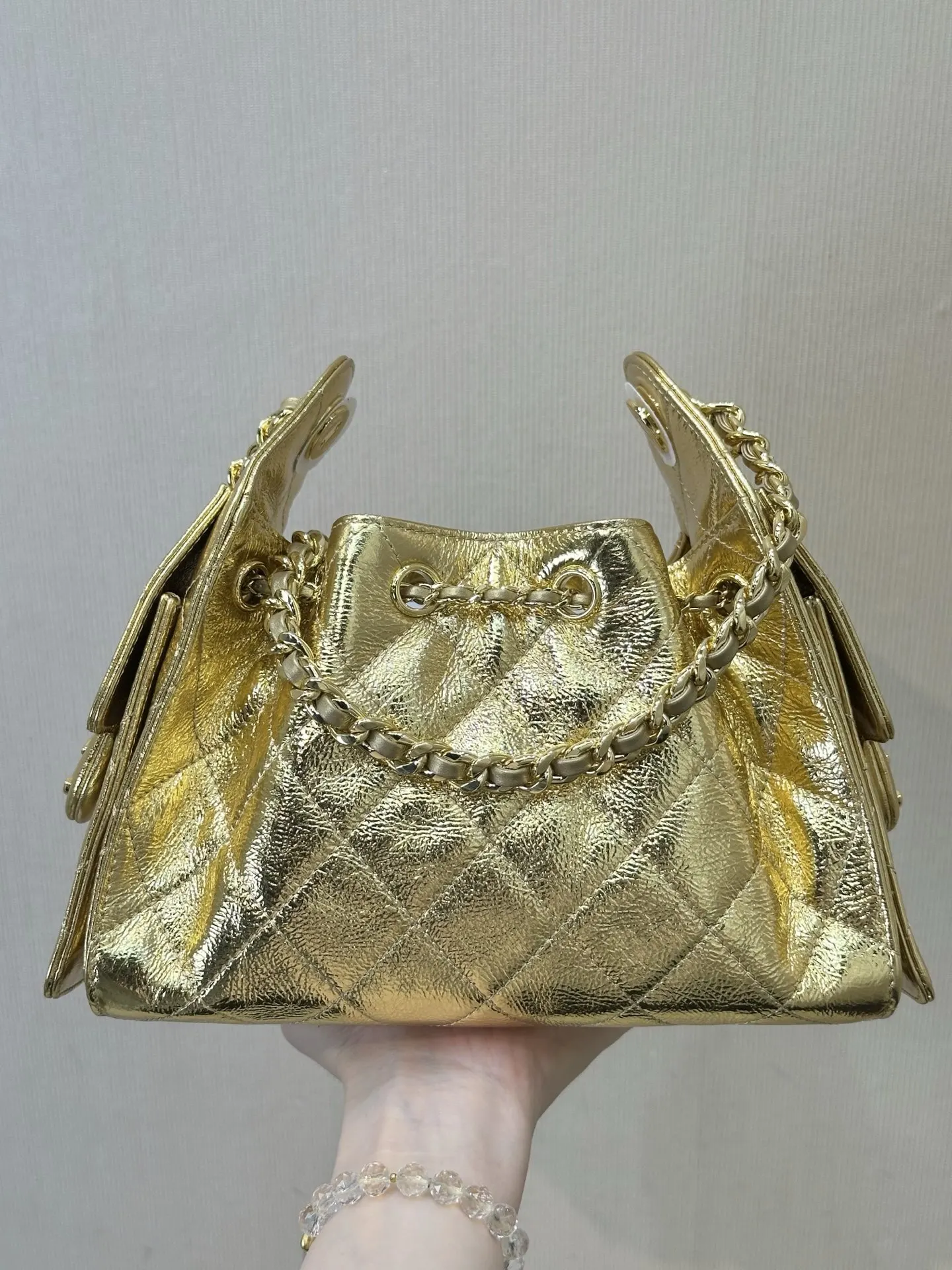 CHANEL Hobo 设计感十足 整体呈现出一 腋下包 复古腋下背款