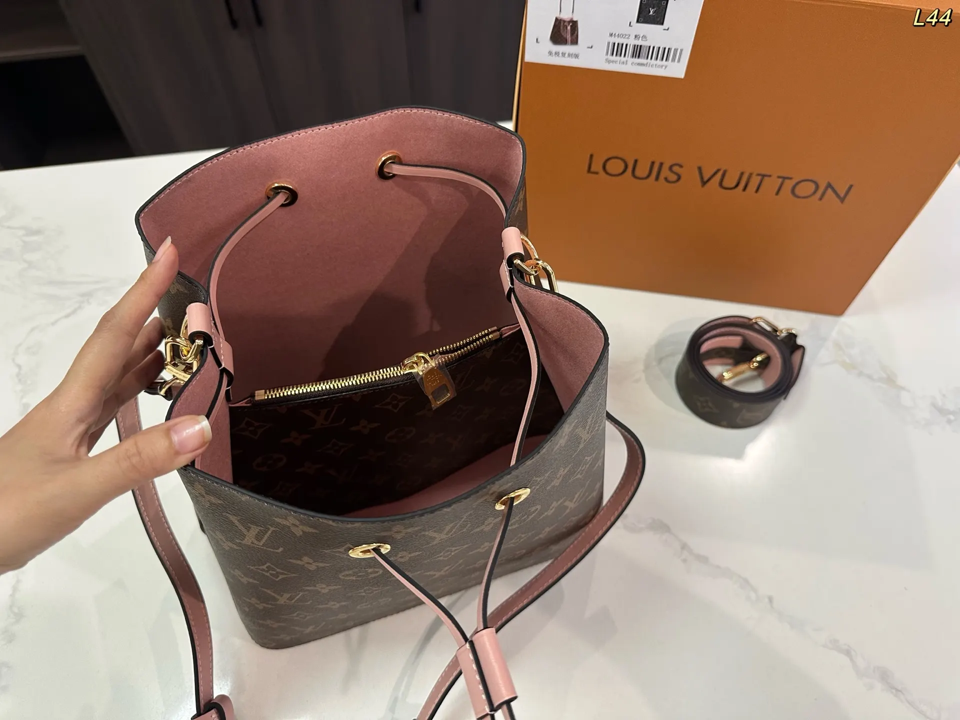LV 小牛皮 钢五金 水桶包 休闲水桶款