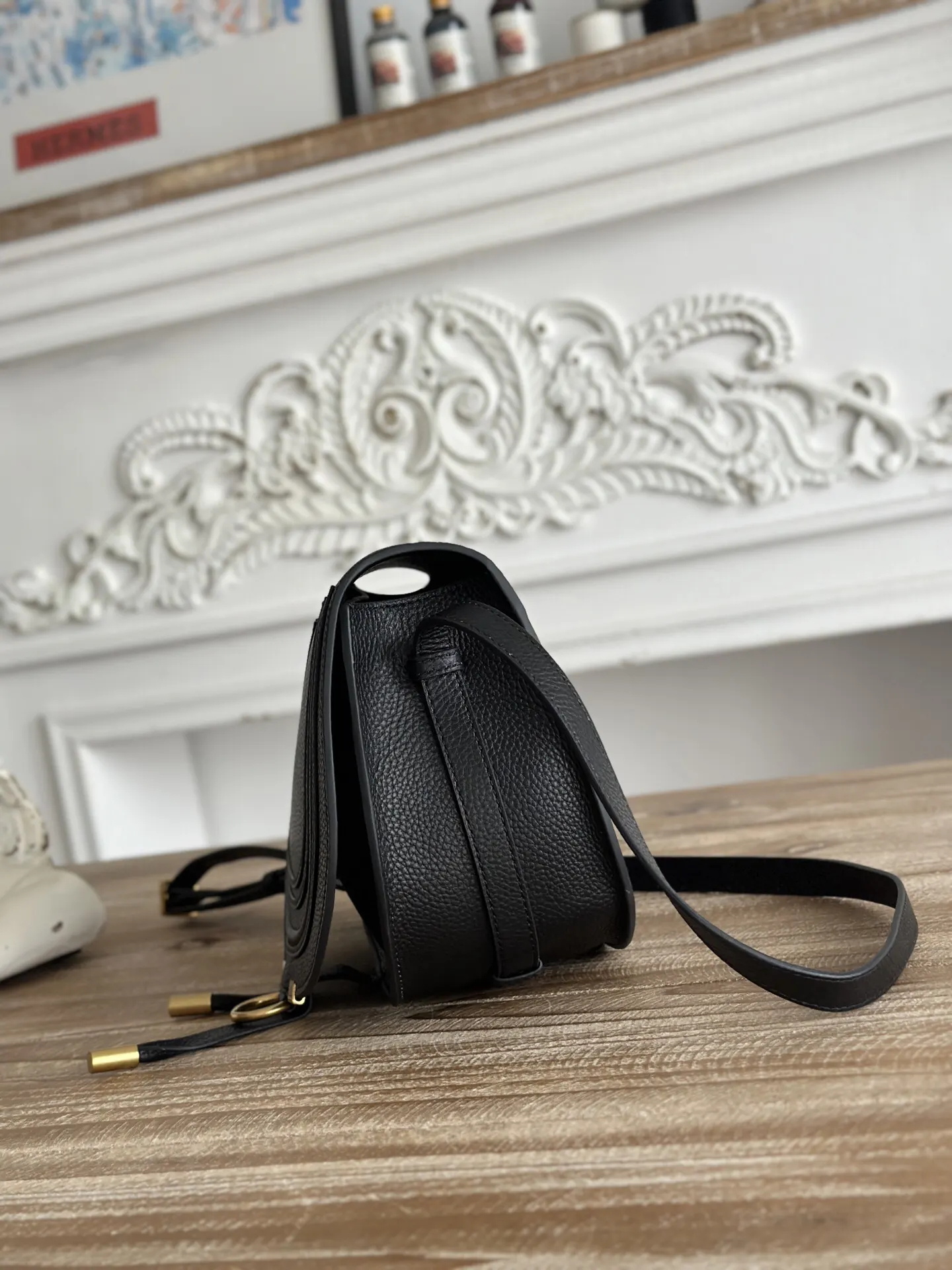 小牛皮 簡潔的顶部线条与圆润轮廓的和谐组合彰显品牌在阳刚与阴 斜背包 輕便斜挎款