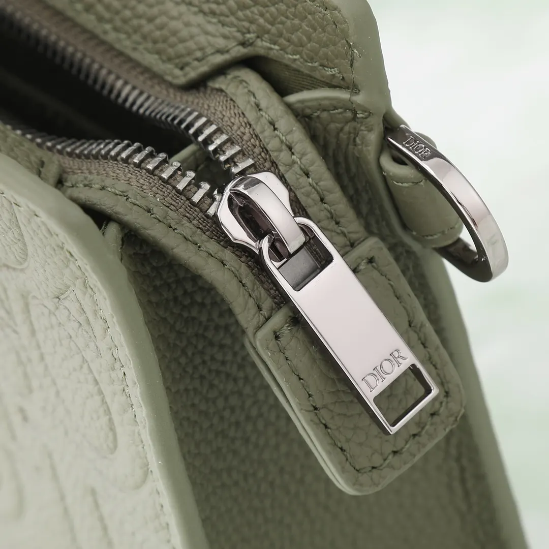 Dior 卡其 牛皮 宽敞的拉链隔层适合收纳手机 还设有六个卡槽 手拿包 精致手拿款