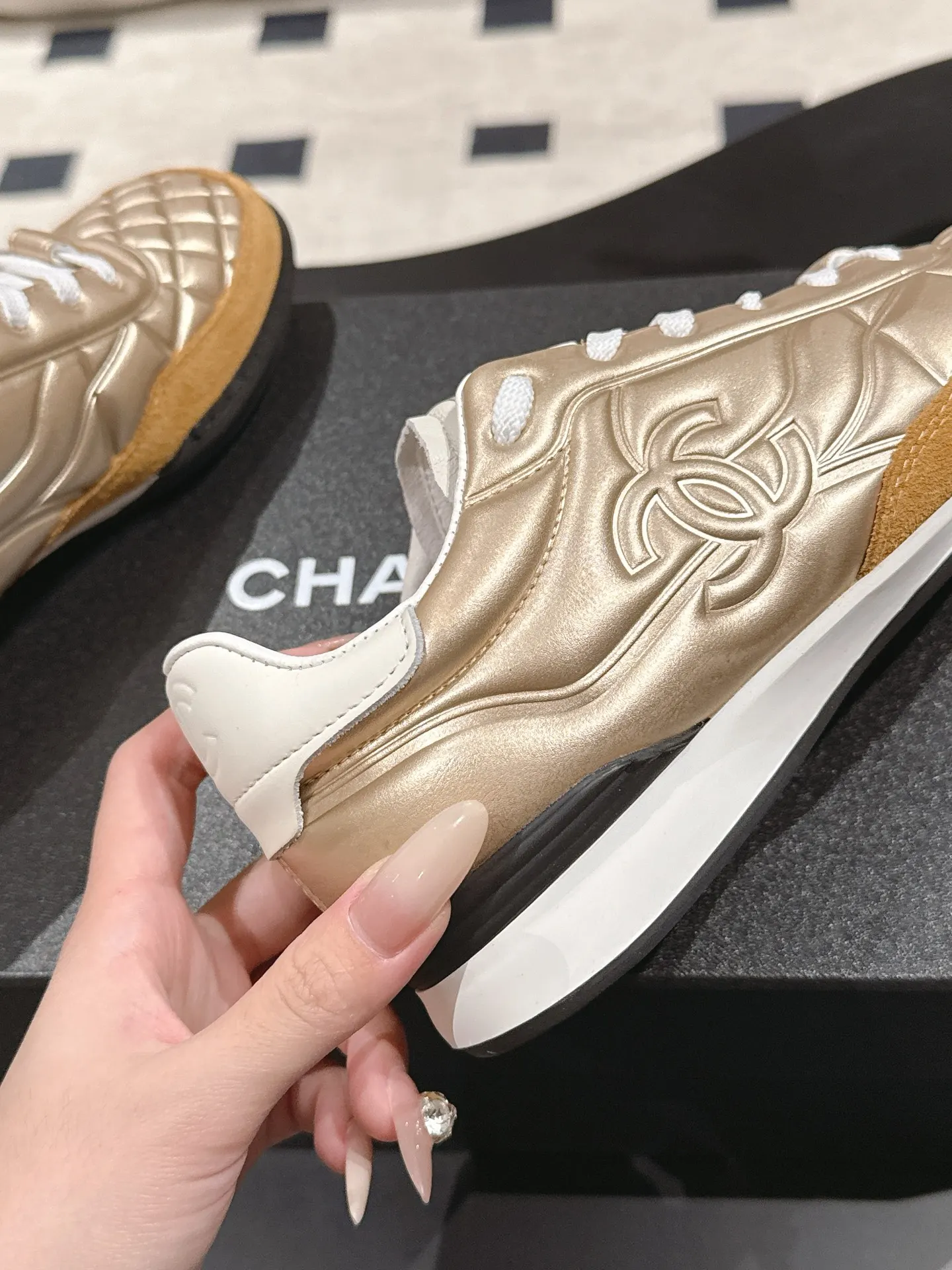 Chanel 米金色羊皮休闲鞋 亮面