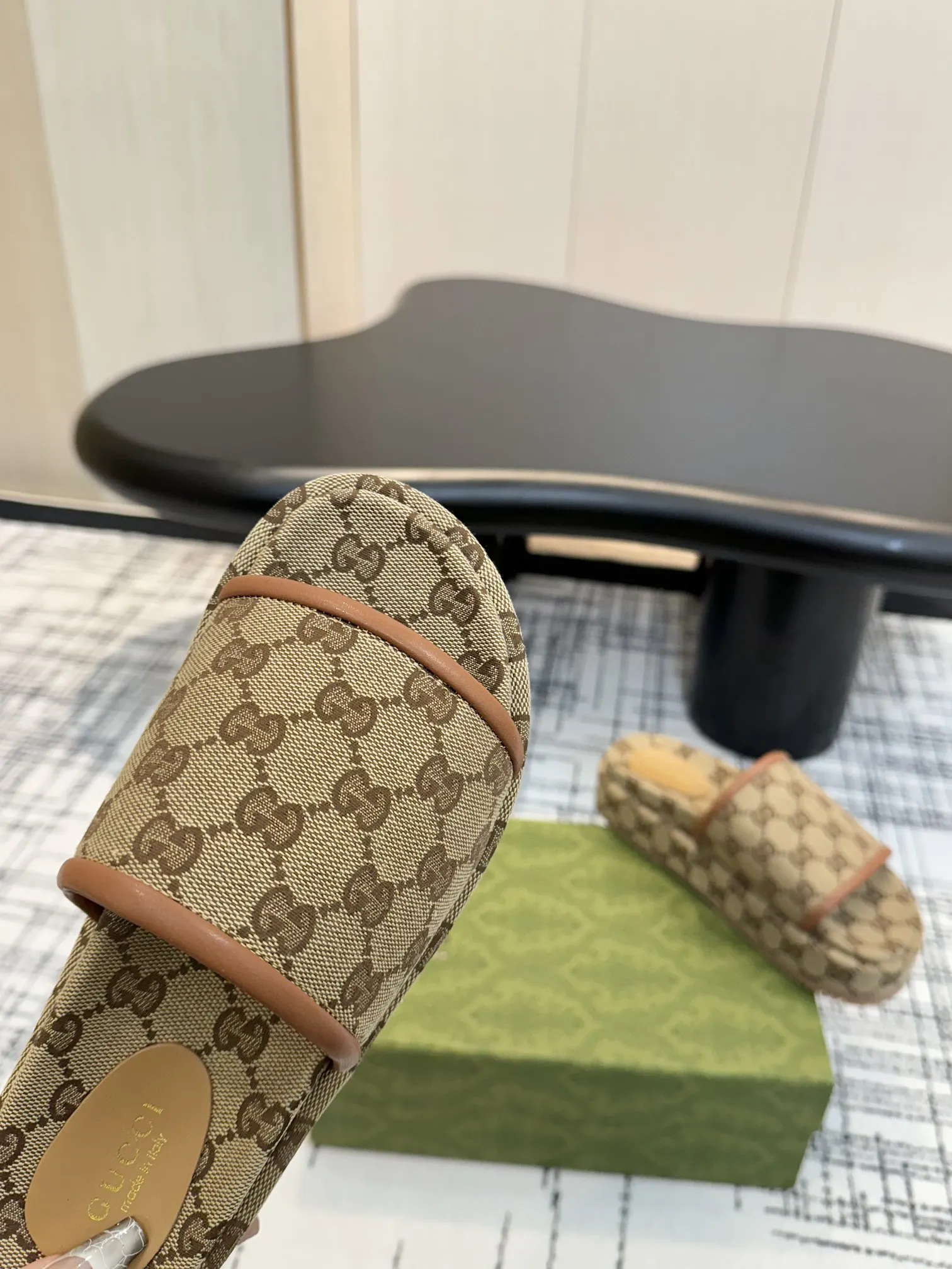 Gucci GG老花平底拖鞋 棕色休闲款