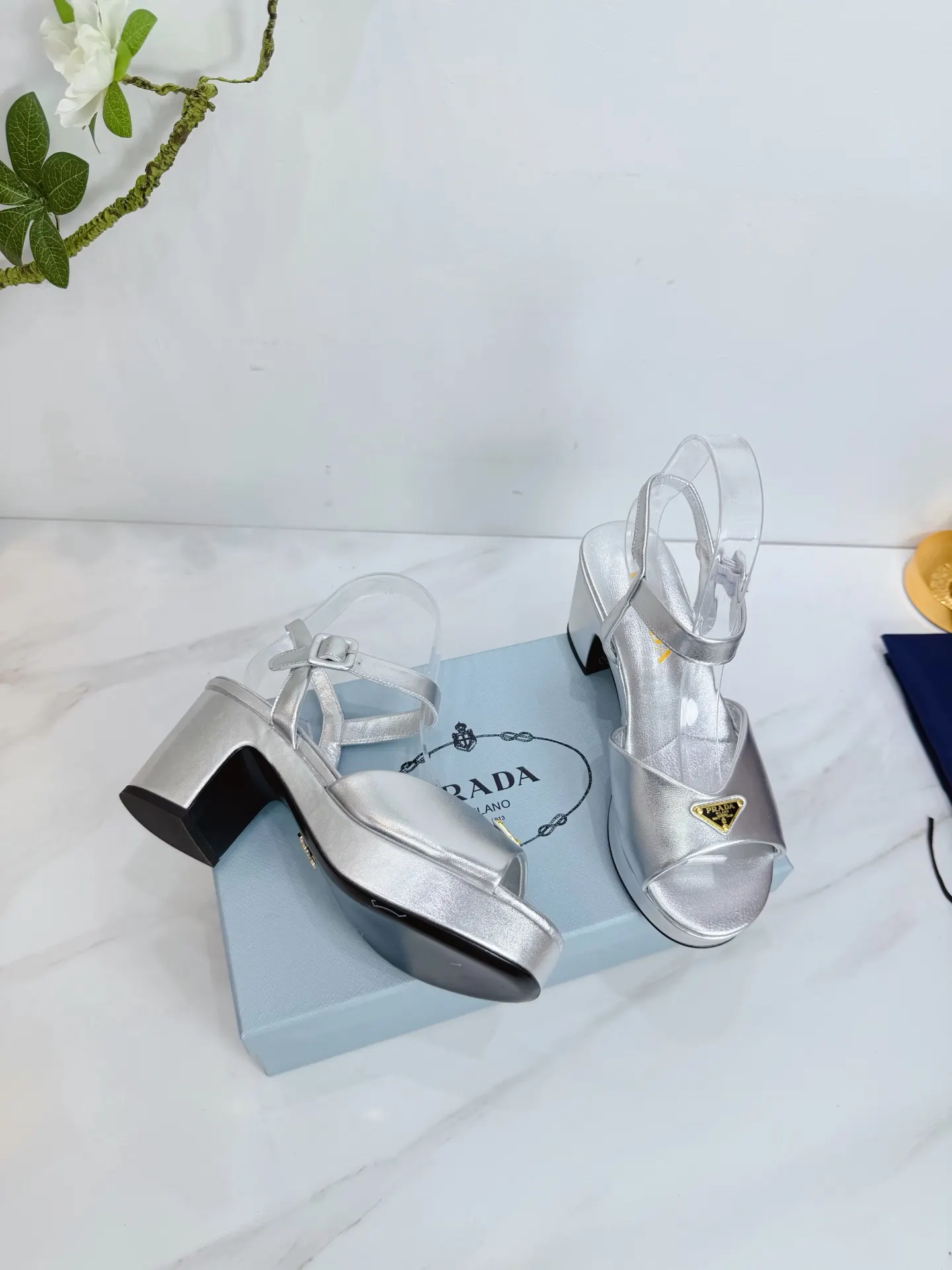 Prada 羊皮 休闲鞋 舒适
