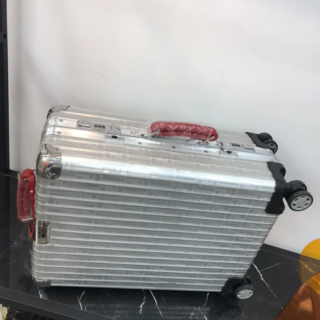 Fendi 黑色 藍色 rimowa 一见钟情或许就是当你第一眼见到它的 行李箱 旅行拉杆款 輕便出行款