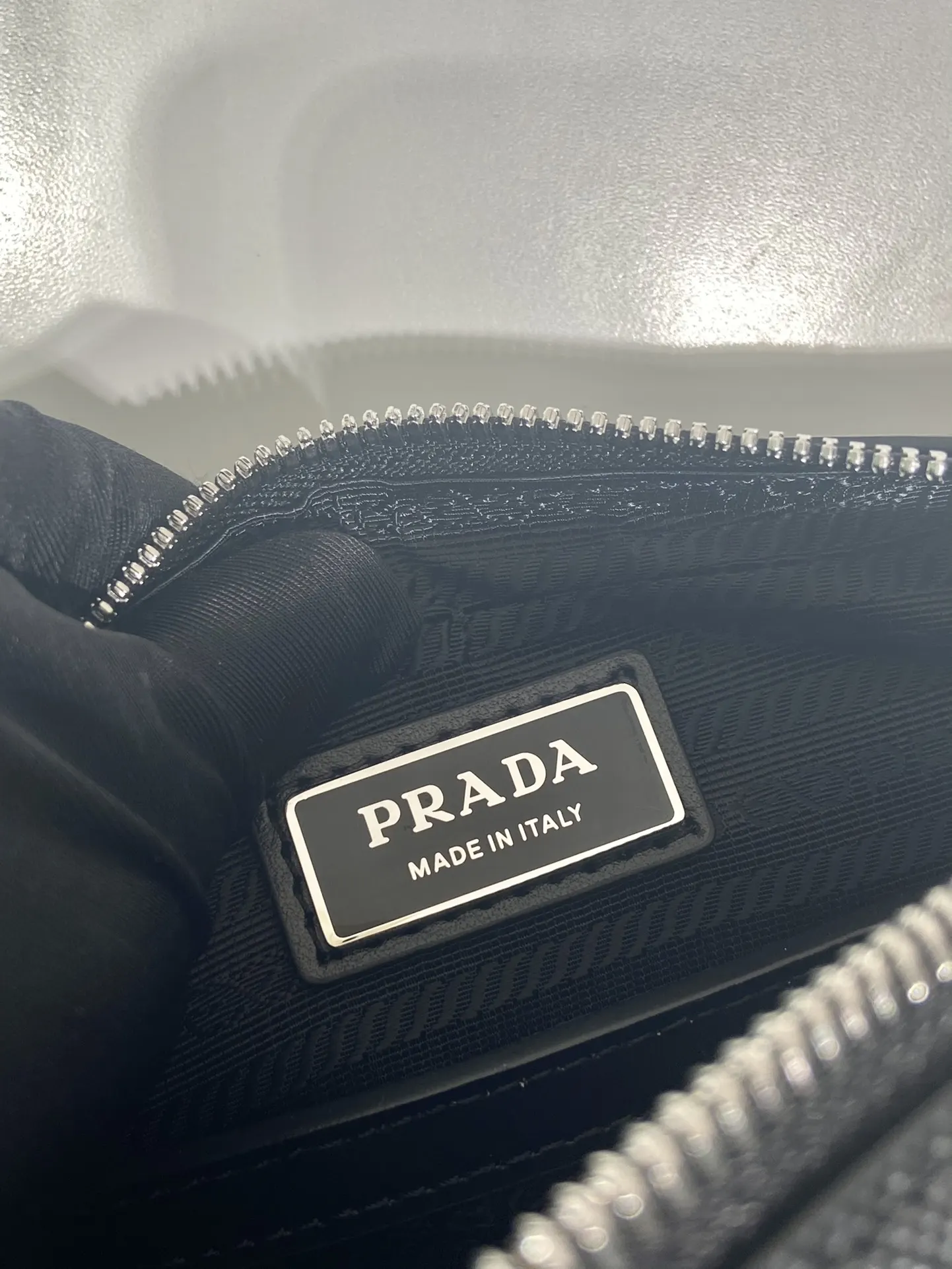 Prada Re-Nylon 2VH170 尼龙 Saffiano十字纹牛皮 三角标 单肩包