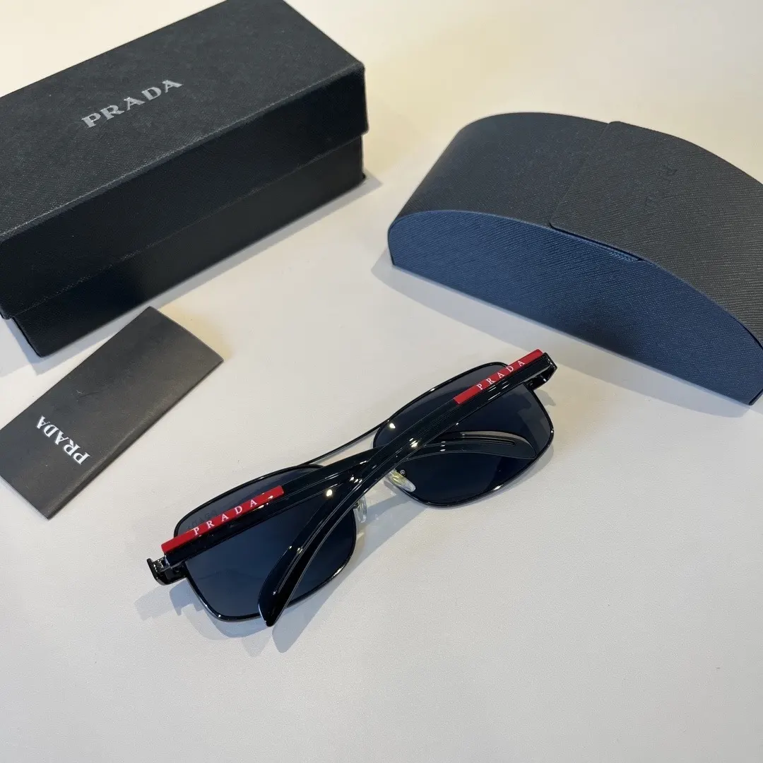 PRADA 太阳眼镜 时尚遮阳款