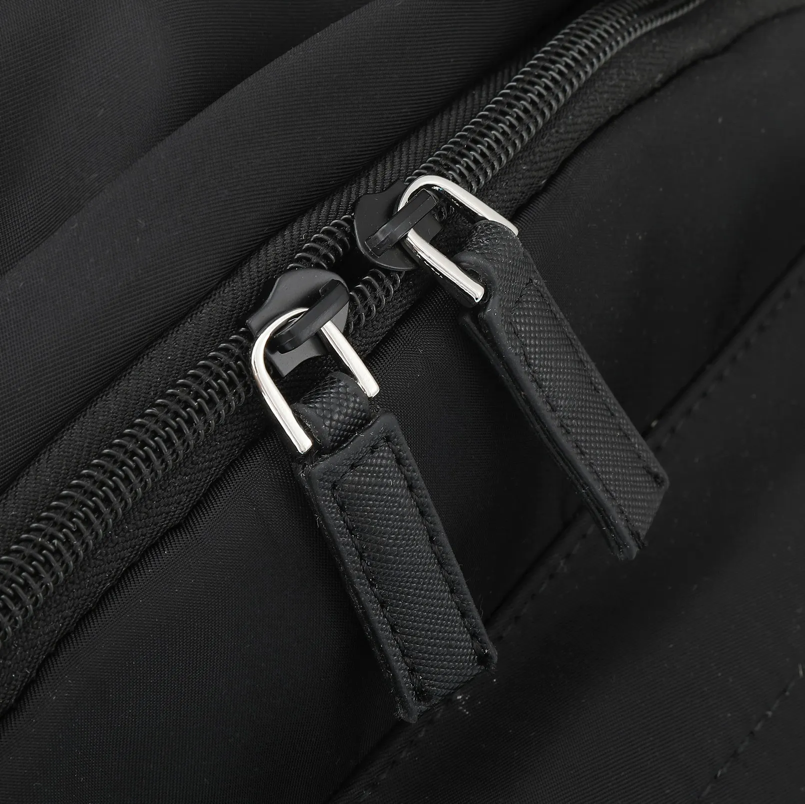 PRADA Re-Nylon尼龙 双肩背包 轻便实用款