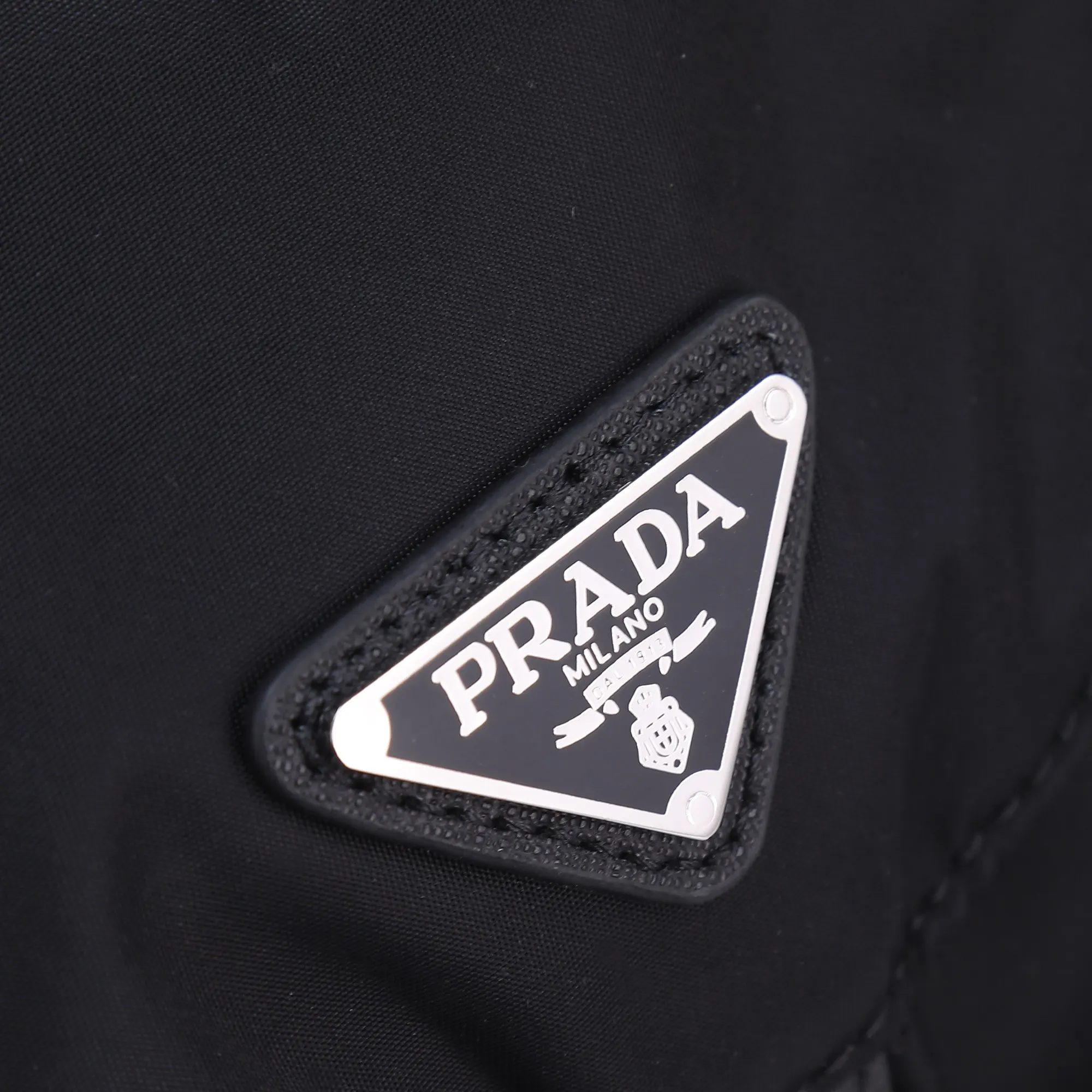 Prada 尼龍 十字纹牛皮 三角标 雙肩背包 輕便实用