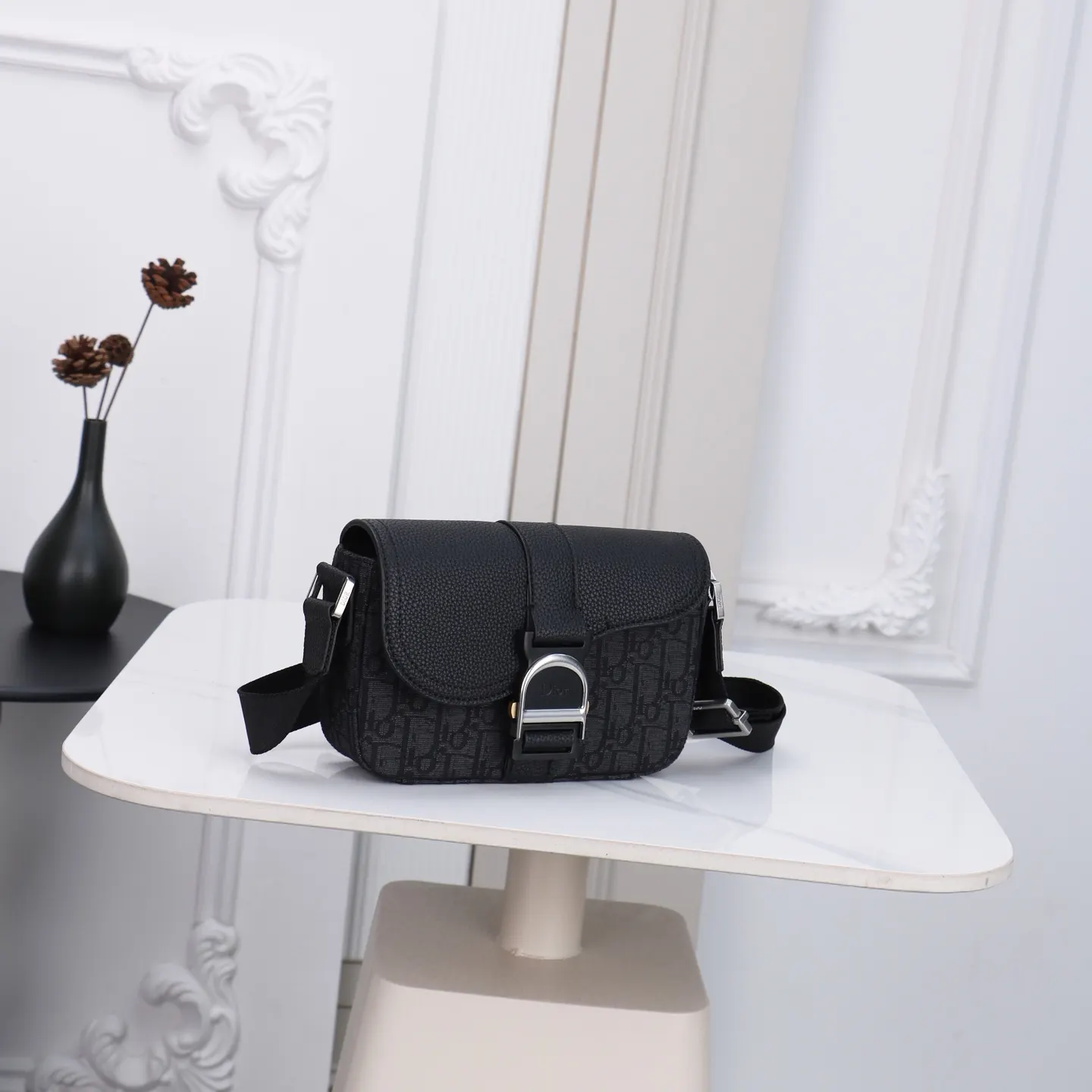Dior Saddle 黑色牛皮翻盖信使包 宽肩带 斜挎包