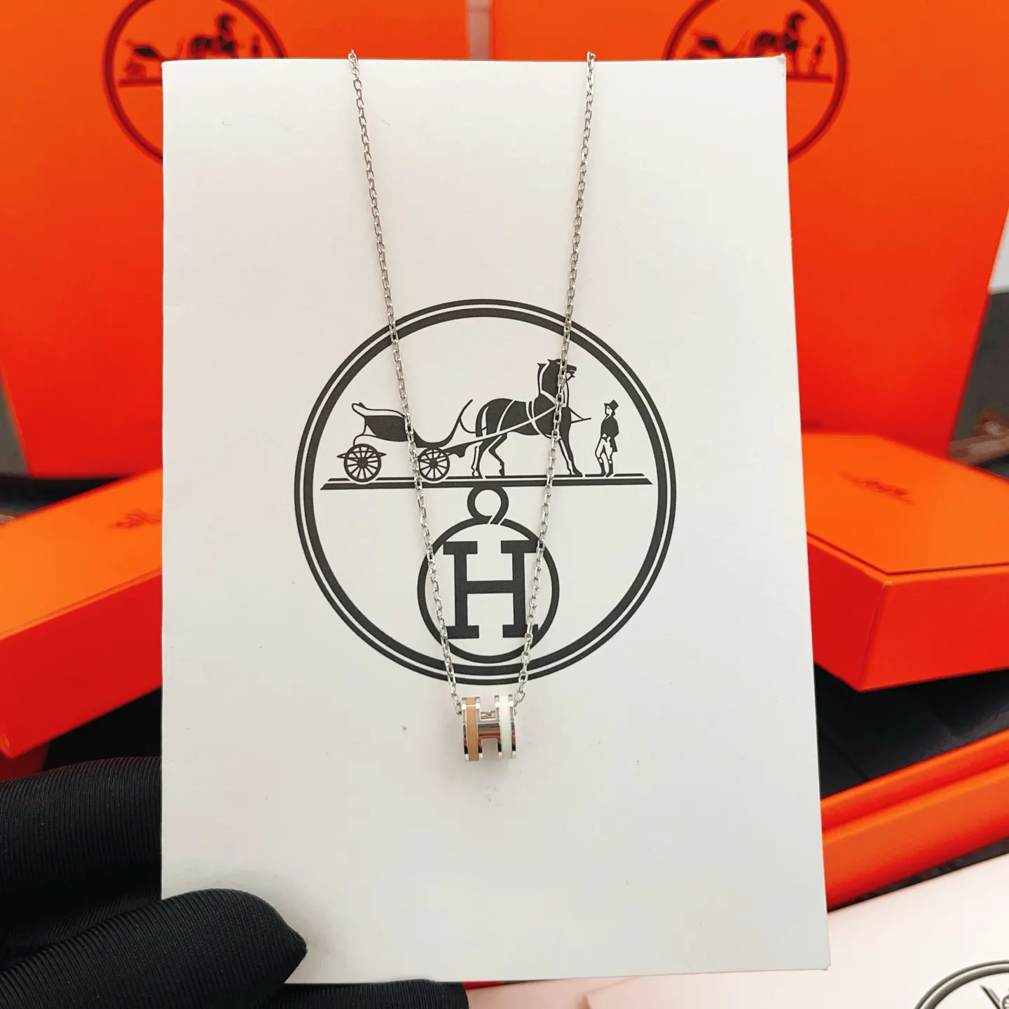 Hermès 銀色 首饰 精致配飾 項鏈(數字3) Hermès 銀色 首饰 精致配飾 項鏈(數字3)