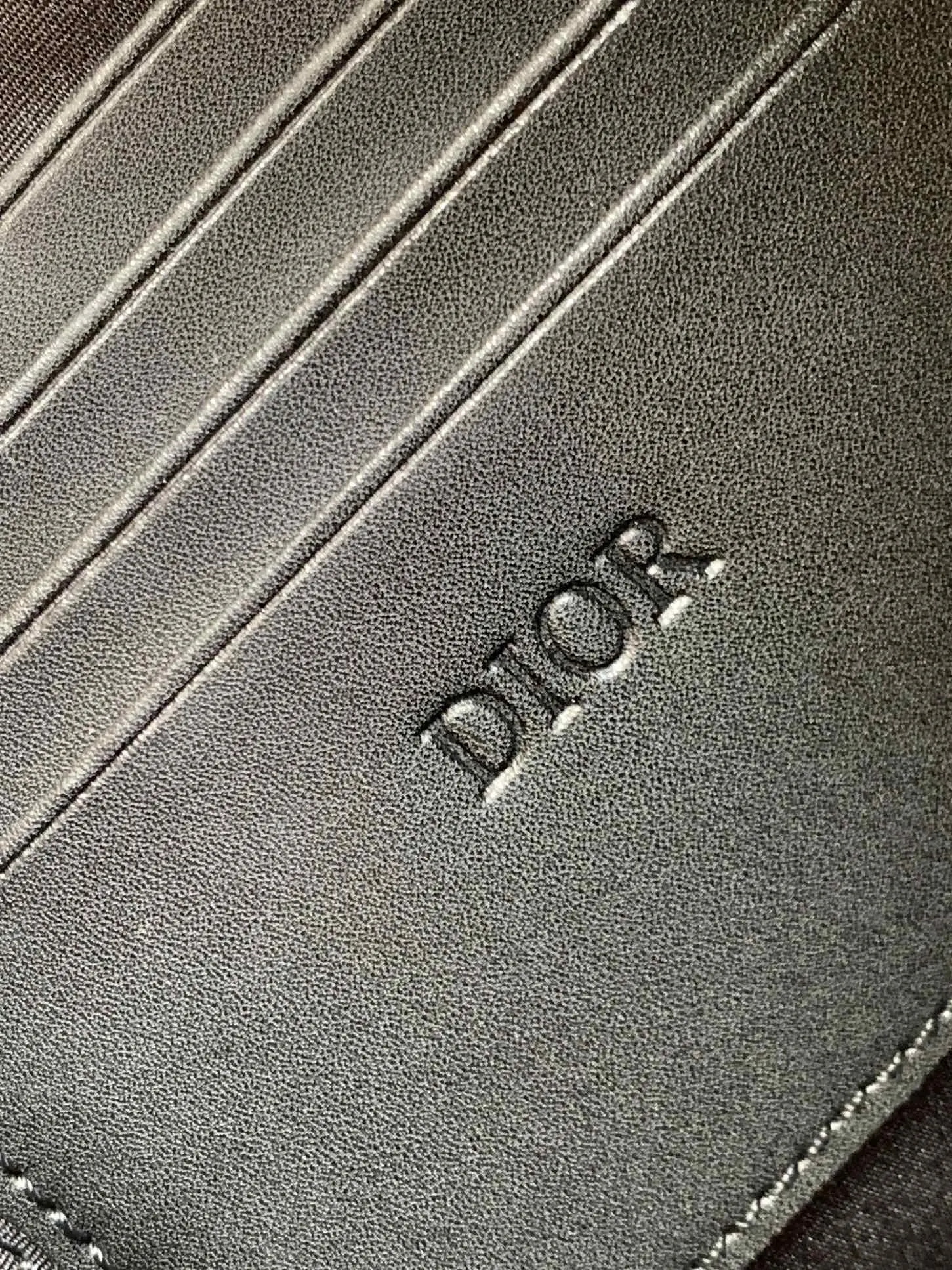 Dior 黑色 米色 牛皮 手拿包 精致手拿款(數字9) Dior 黑色 米色 牛皮 手拿包 精致手拿款(數字9)