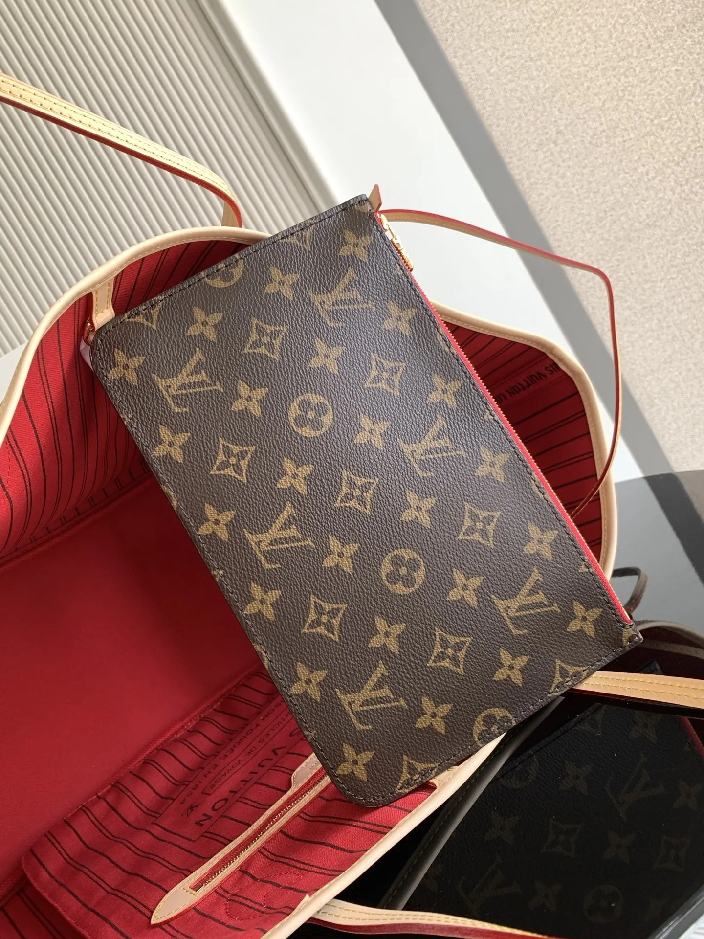 牛皮 两侧饰带无论束紧或舒展 均可展现别样风采 托特包 大容量托特款