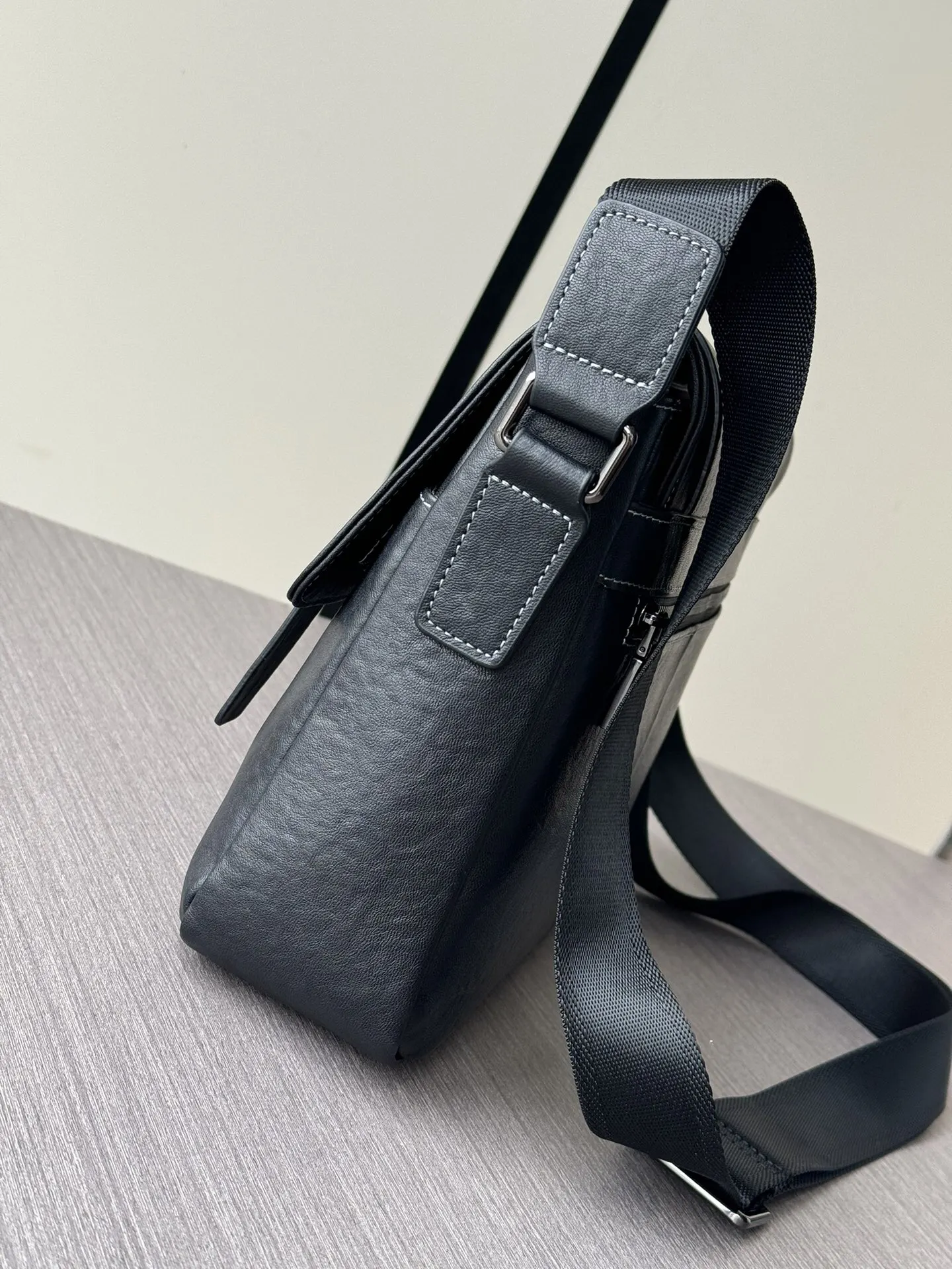 Prada 黑色 牛皮 Logo 斜挎包