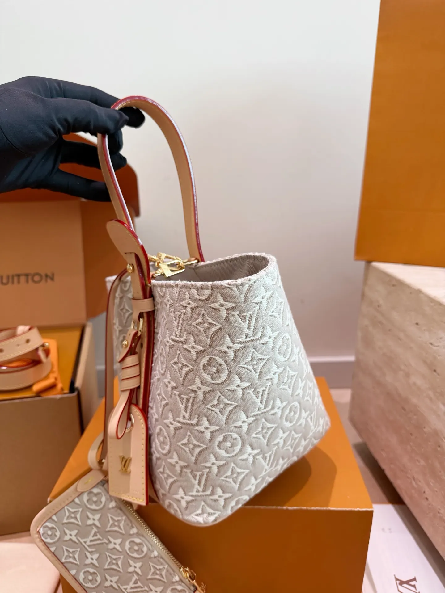 LV 牛皮 浅色帆布轻微防水 日常通勤或休闲都很适合 斜挎包 轻便斜挎款