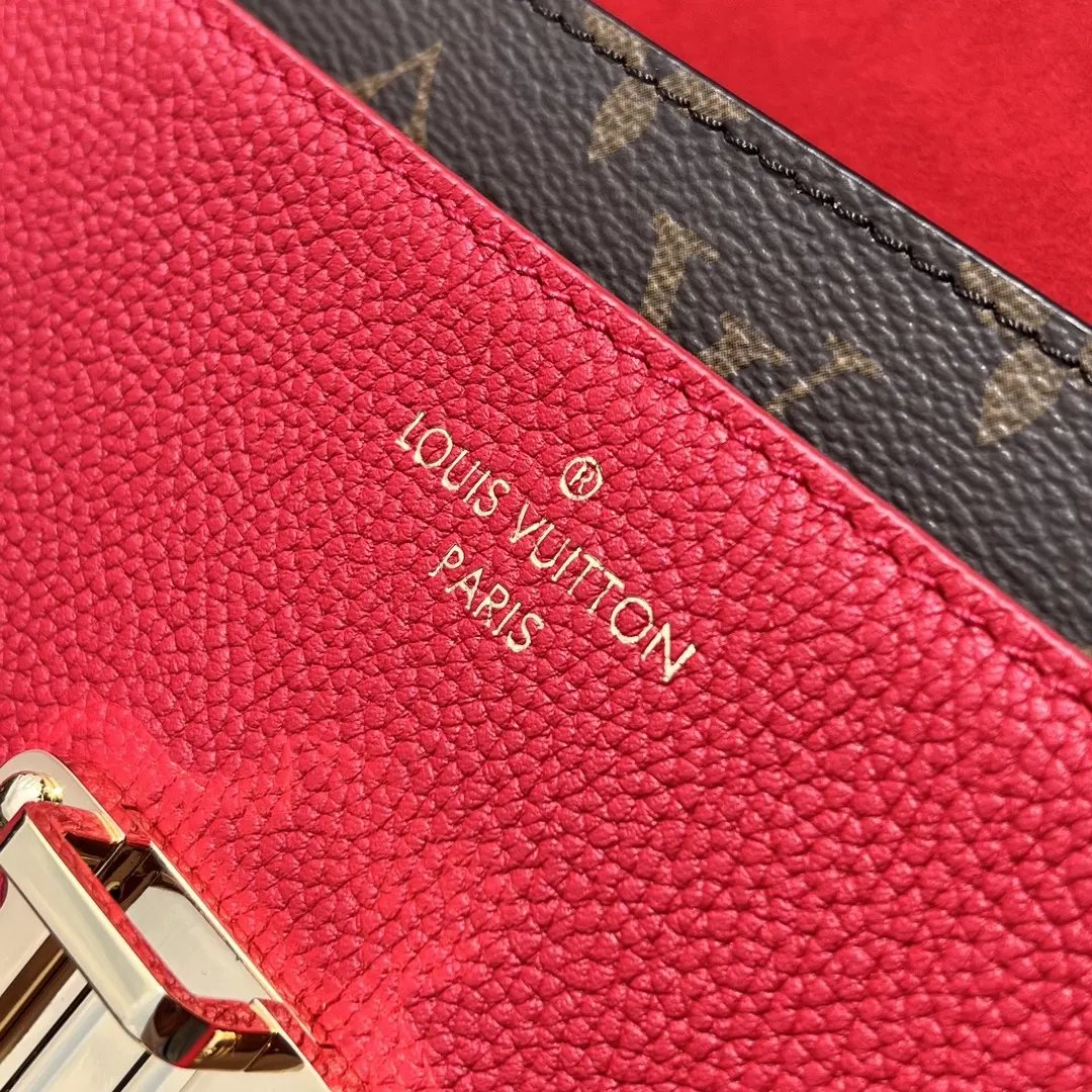 LV 金色 牛皮 滑动包链呼应經典旅行箱上的Malletage 图案可 鏈條包 精致鏈條款