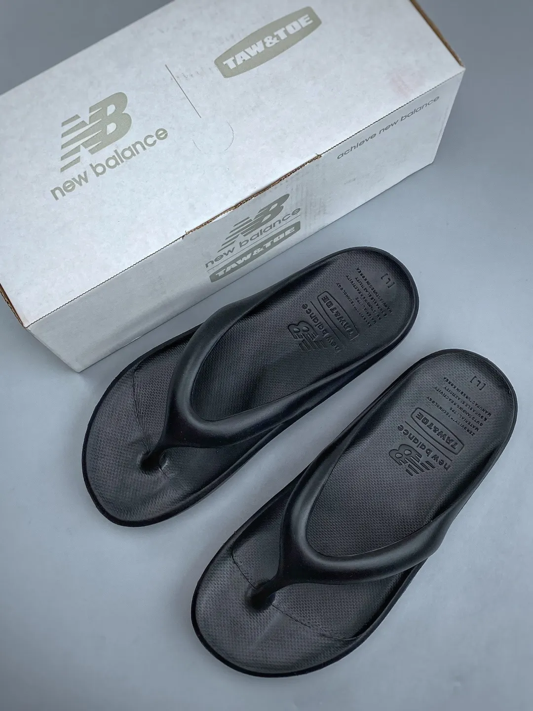 New Balance 拖鞋 轻便舒適款(數字3) New Balance 拖鞋 轻便舒適款(數字3)