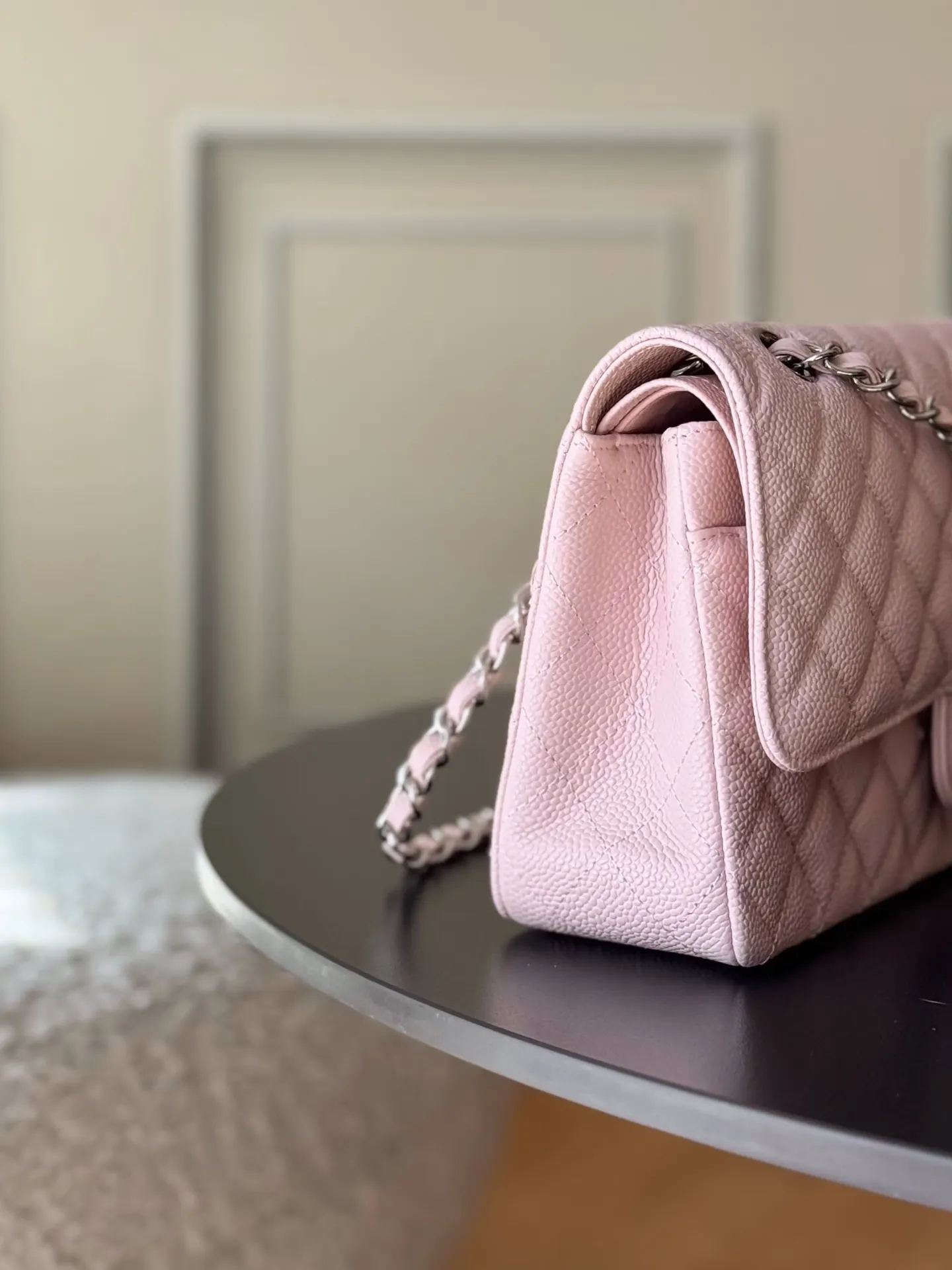Chanel 粉色鱼子酱牛皮翻盖链条包 金扣