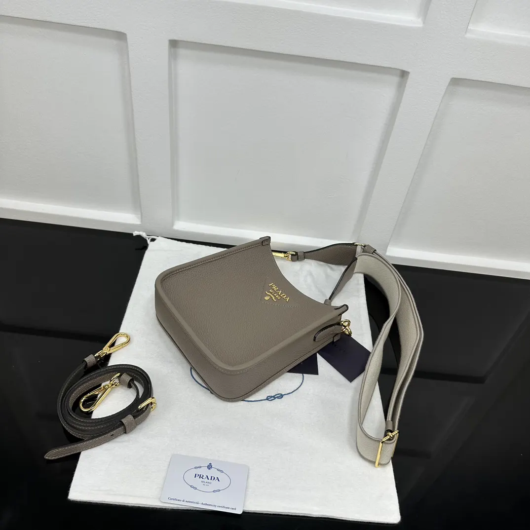 Prada 雙肩背包 輕便实用