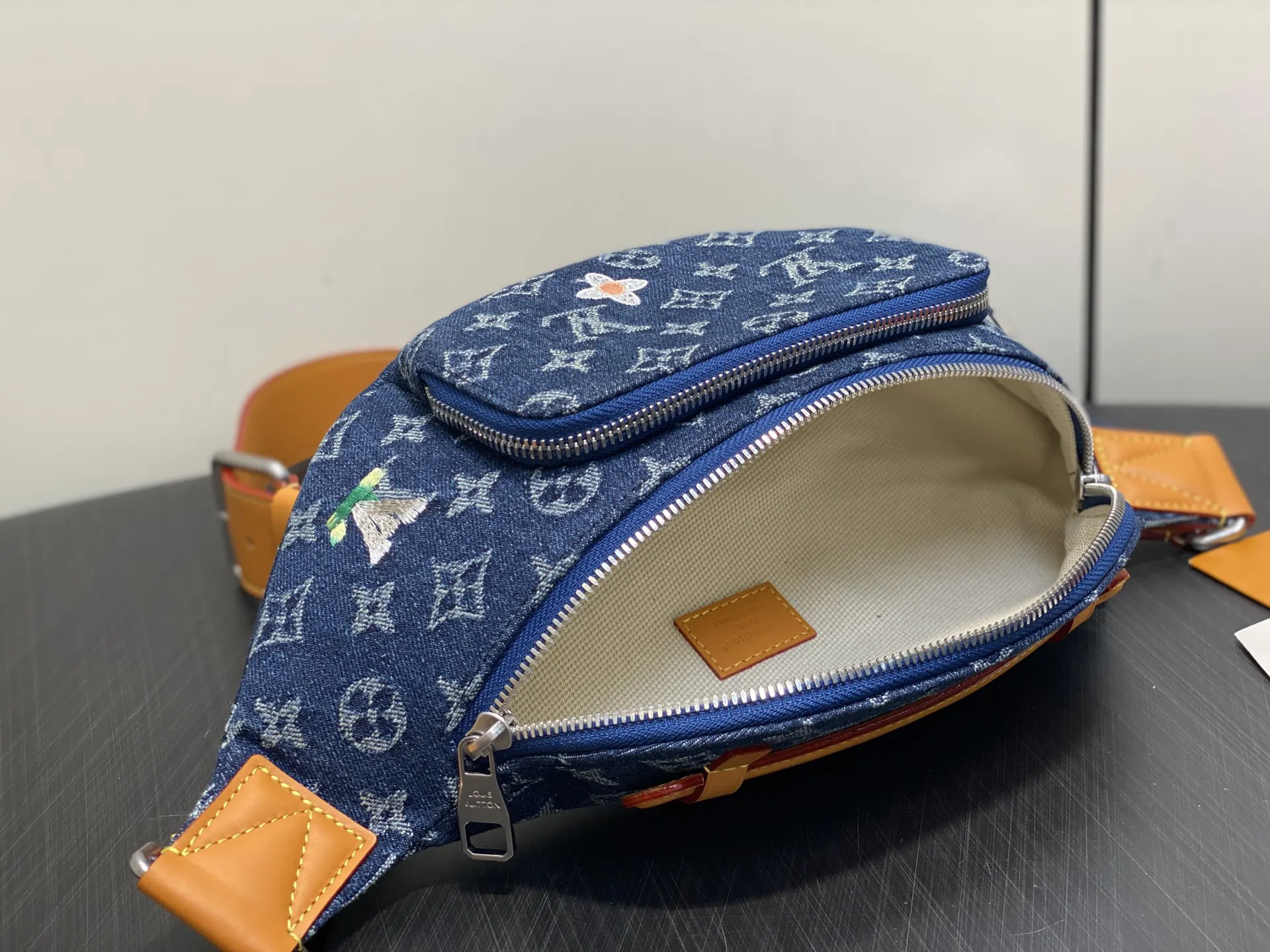 老花 蓝色 牛皮 贴身构型方便取放主隔层物品 可调节背带实现系腰 肩背 腰包 休闲腰包款