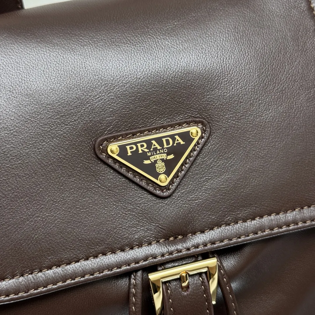 PRADA 羊皮 双肩背包 轻便实用款