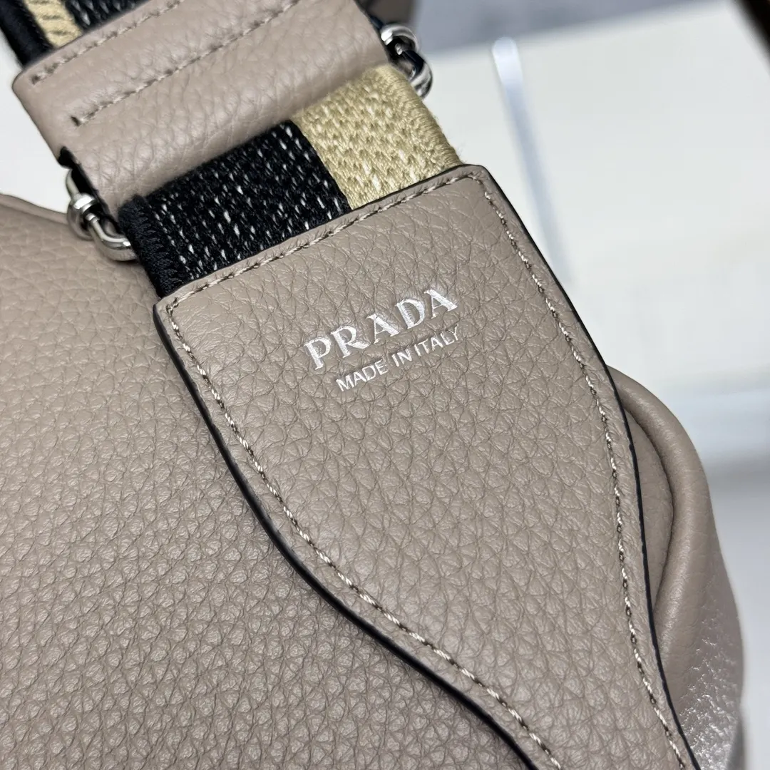 Prada 鹿皮 牛皮 双肩背包 轻便实用