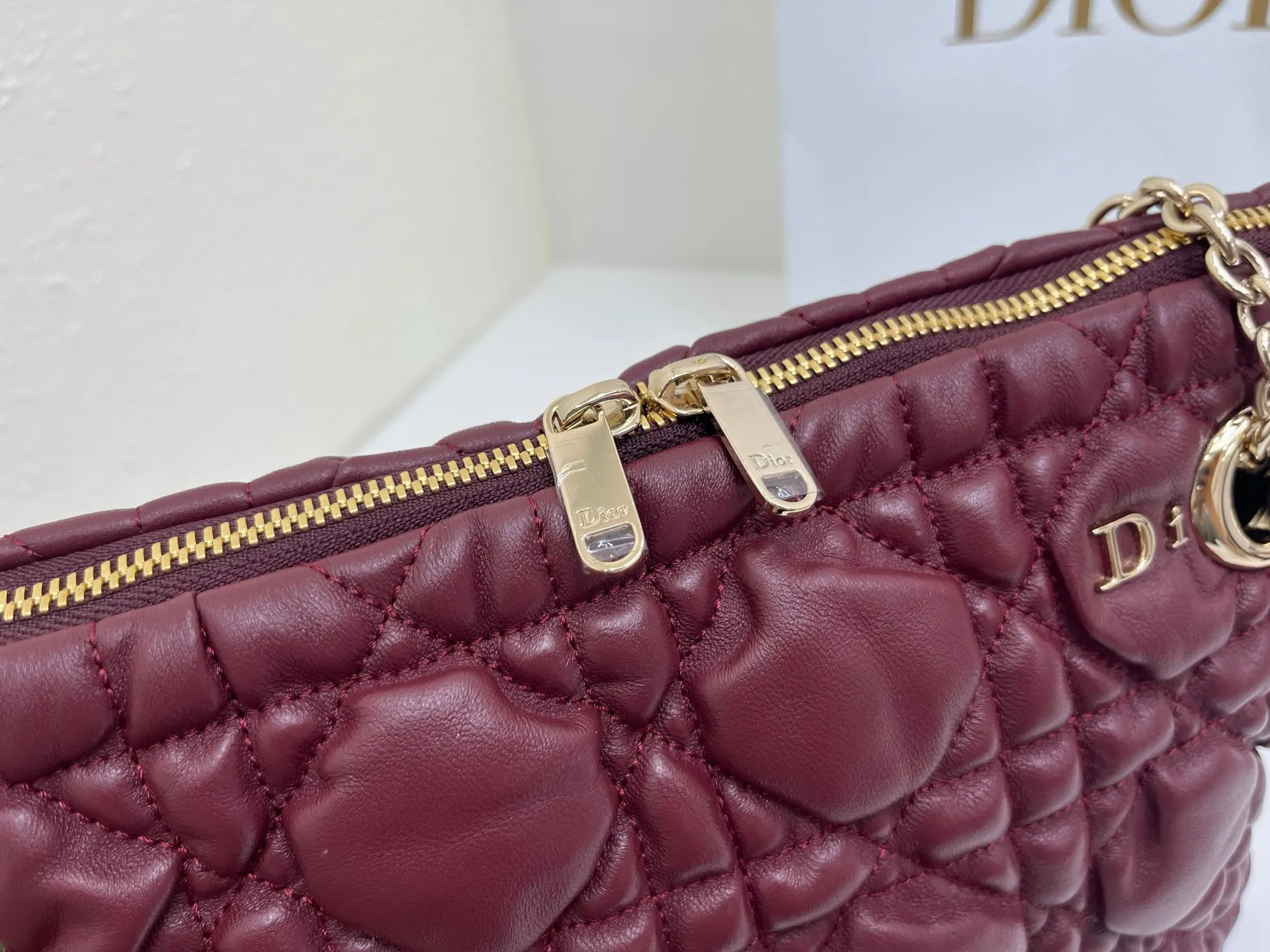 Dior 突显饰以蓬蓬超大藤格纹的新材质 为經典图案注入立体风 鏈條包 精致鏈條款