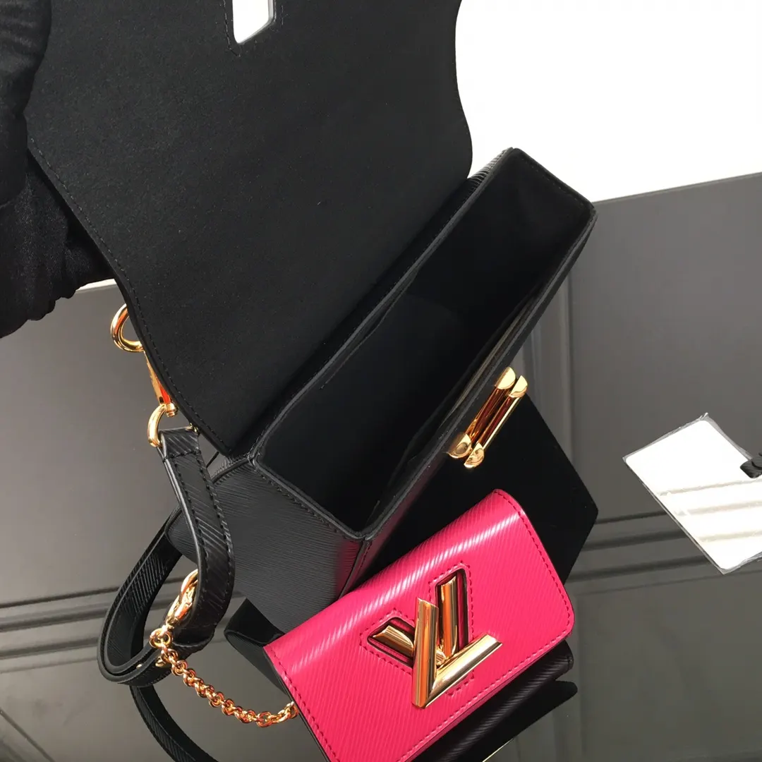 LV 皮革 无论组合使用或单独携带 均可彰显潮流格调 手拿包 精致手拿款