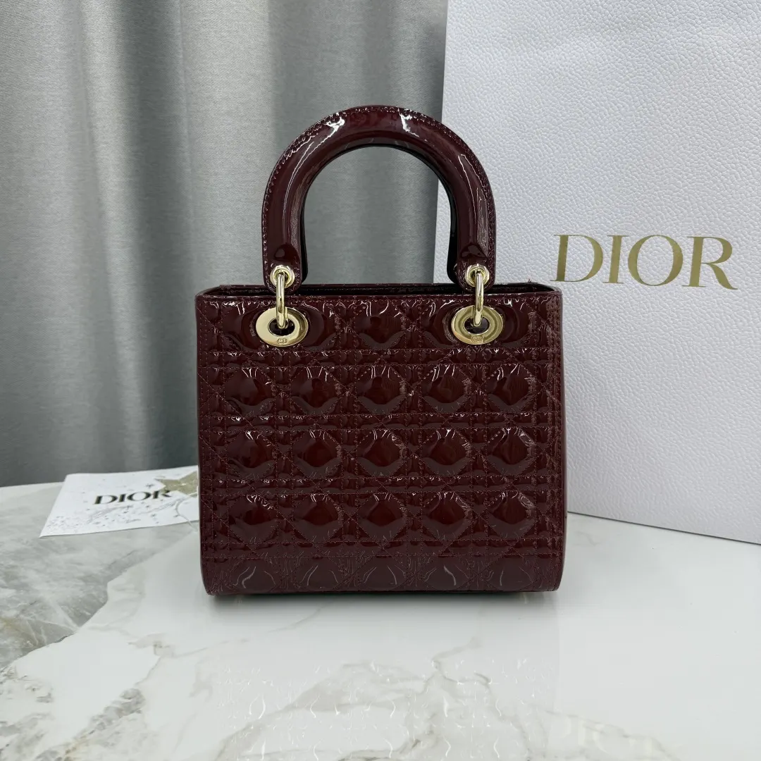 Dior Lady Dior Lady 酒红色牛皮卡夹 精致配饰