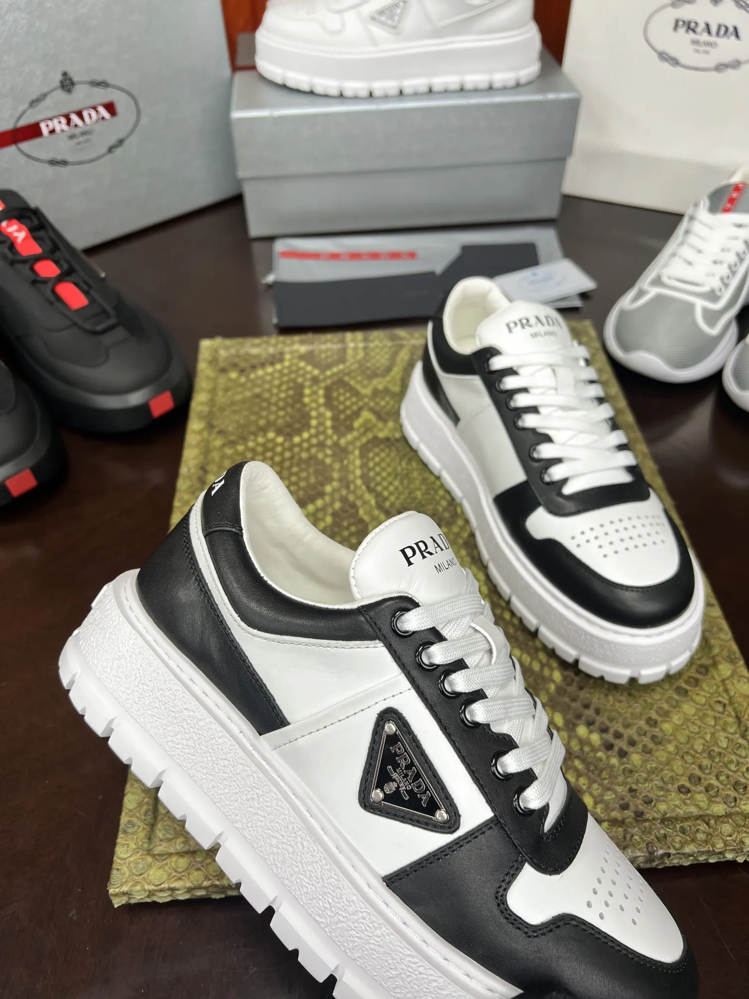 Prada 牛皮 休闲鞋 舒适