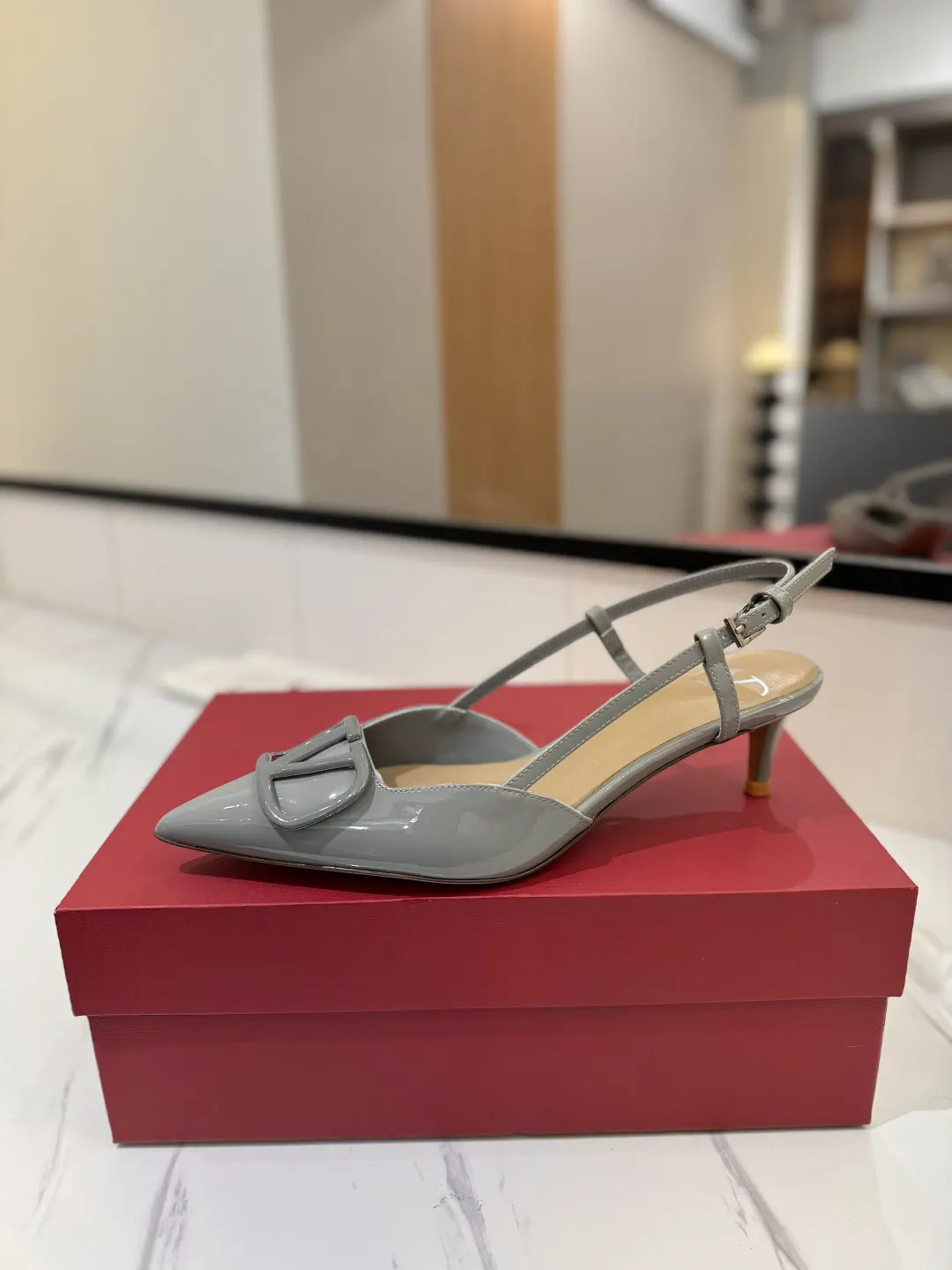 Valentino 拖鞋 轻便舒适款