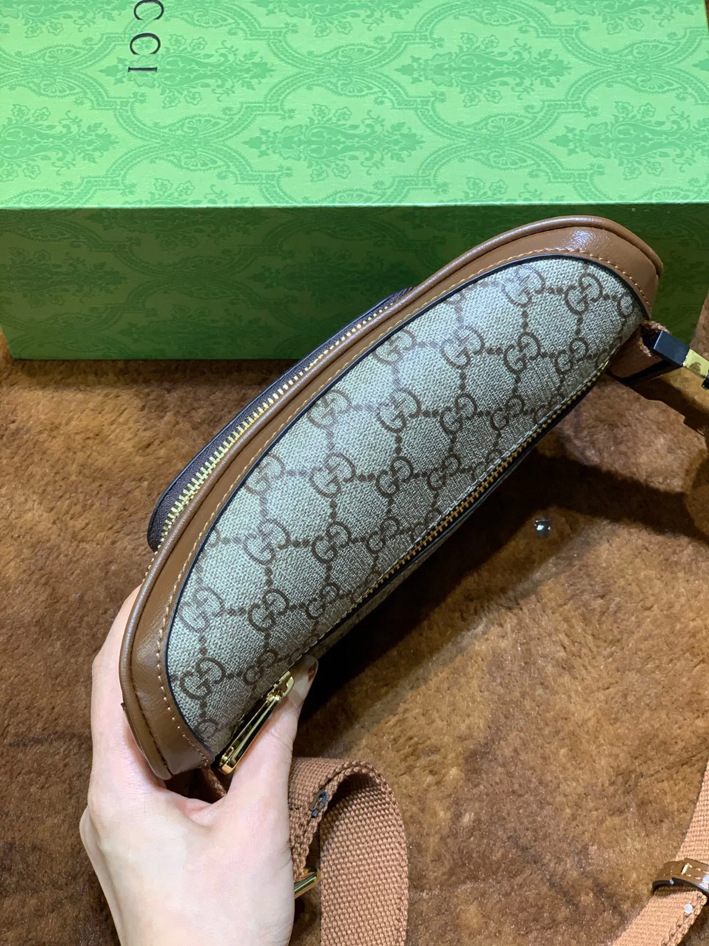 棕色 米色 牛皮 不同材质 色和品牌彼此交织 令单品散发出浓郁的复古 腰包 休闲腰包款