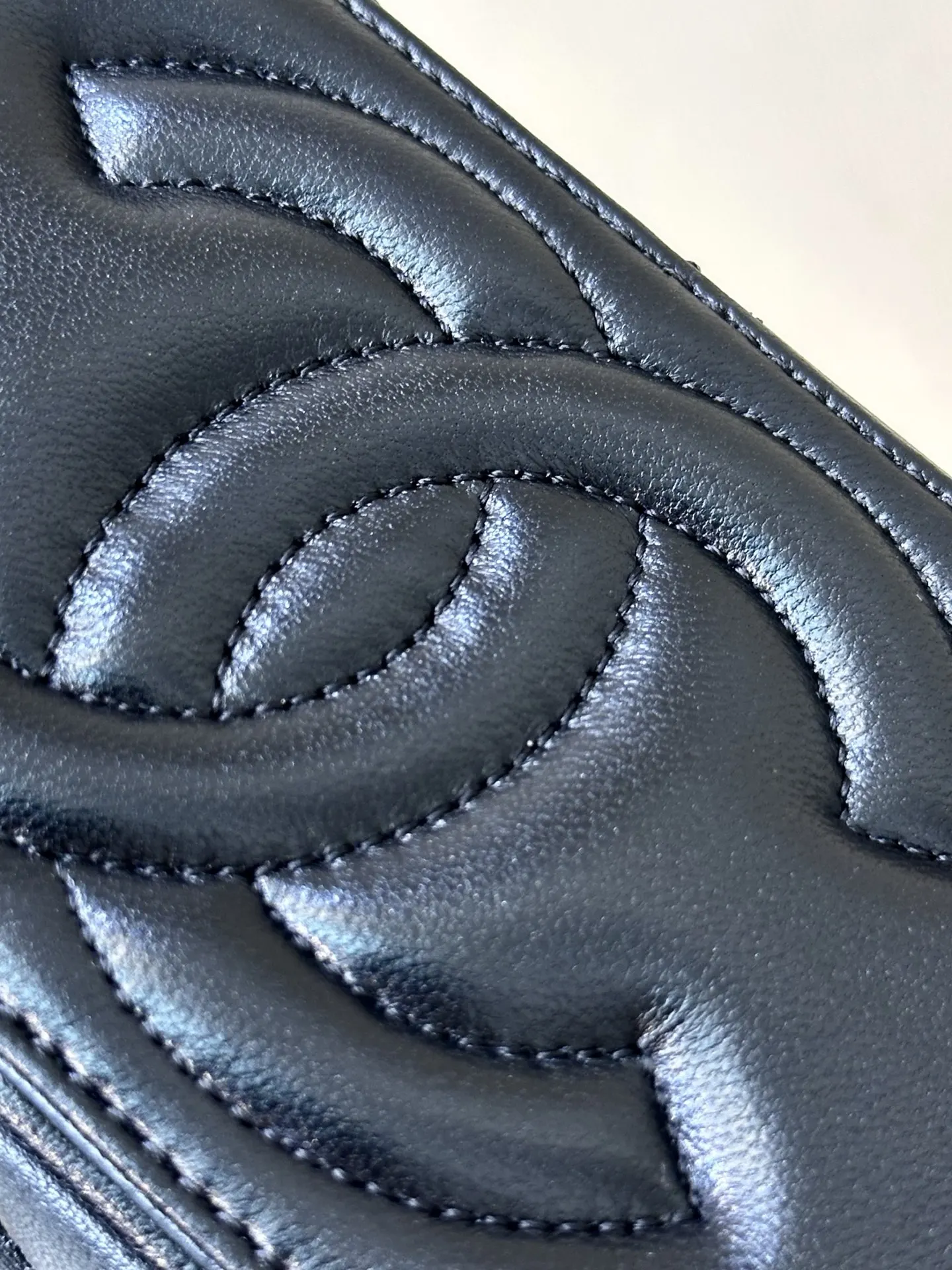 CHANEL 黑色 羊皮 斜背包 輕便斜挎款