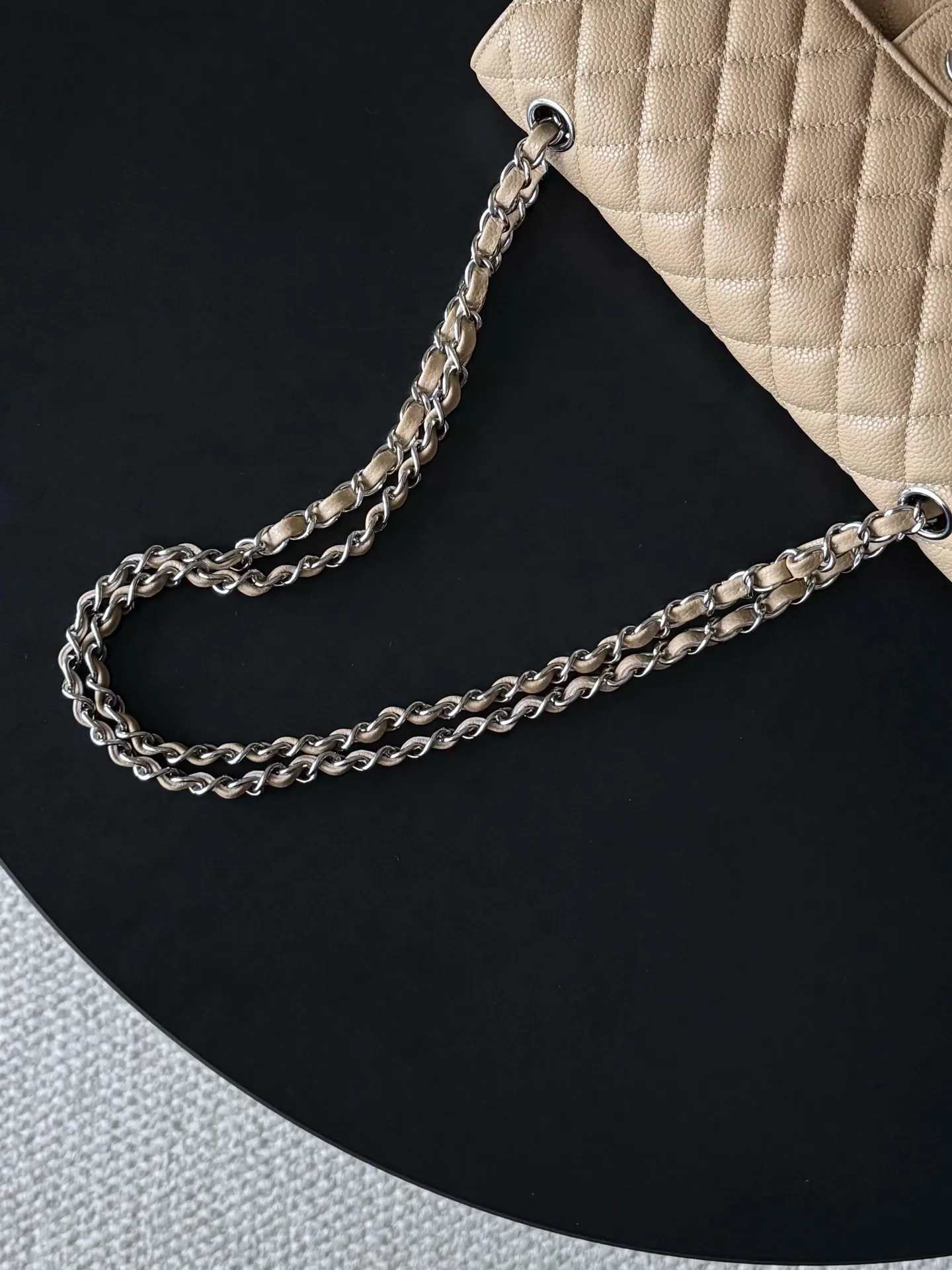 Chanel 米棕色鱼子酱牛皮翻盖链条包 金扣