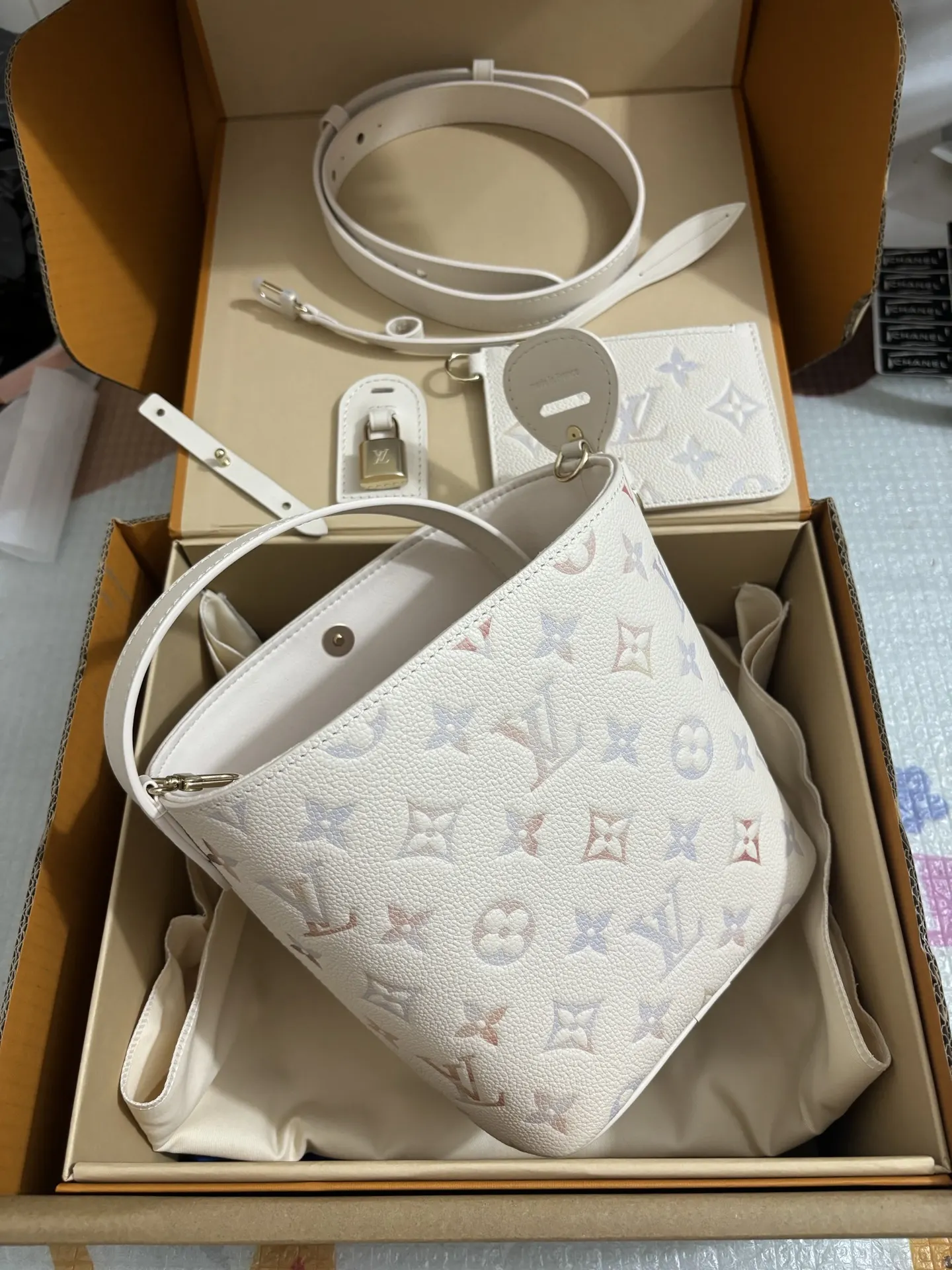 白色 水桶包 休闲水桶款