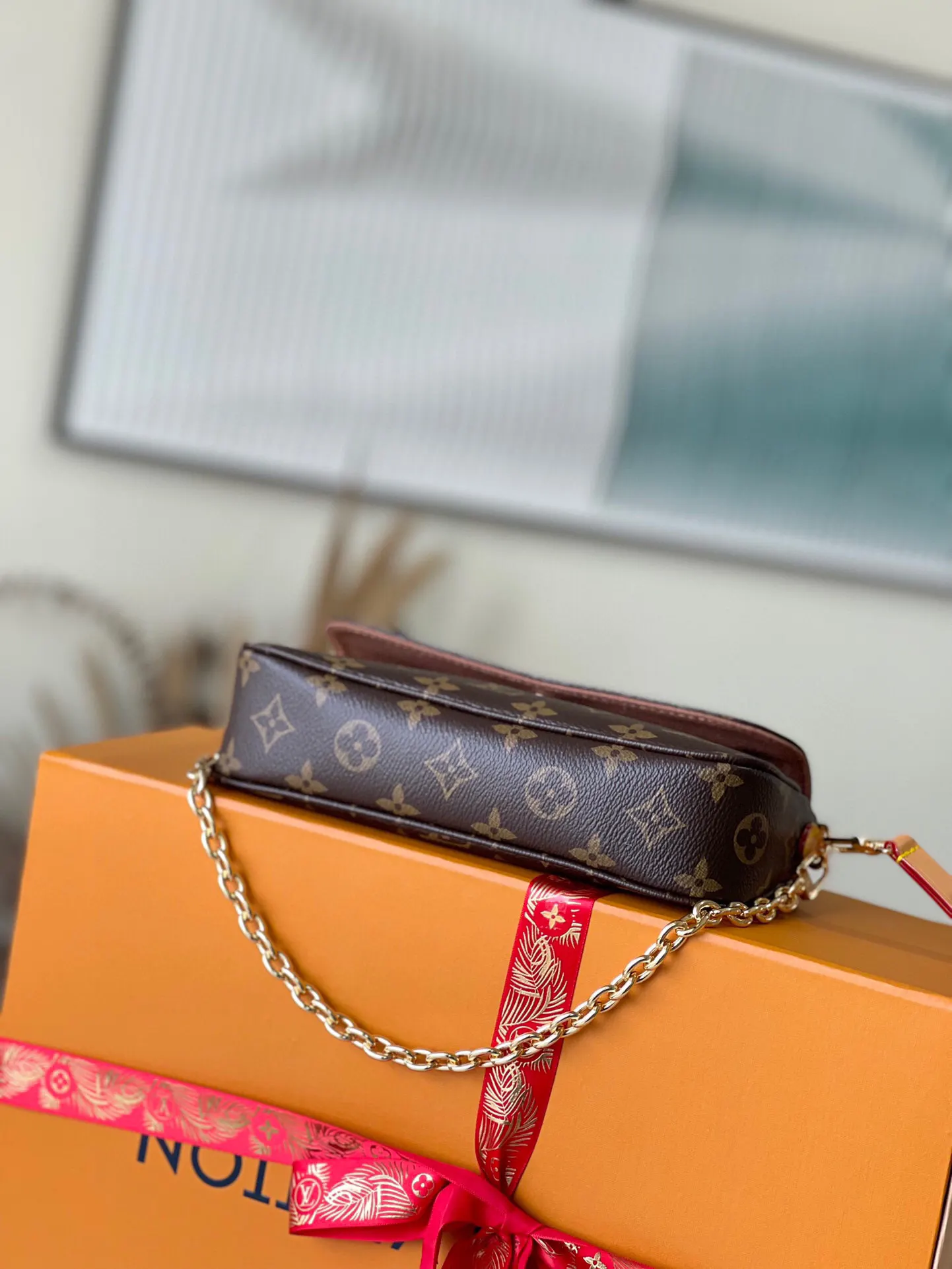 LV Ivy Classic Monogram, Chain Bag, Shoulder Crossbody Image 4 LV Ivy Classic Monogram, Chain Bag, Shoulder Crossbody Image 4