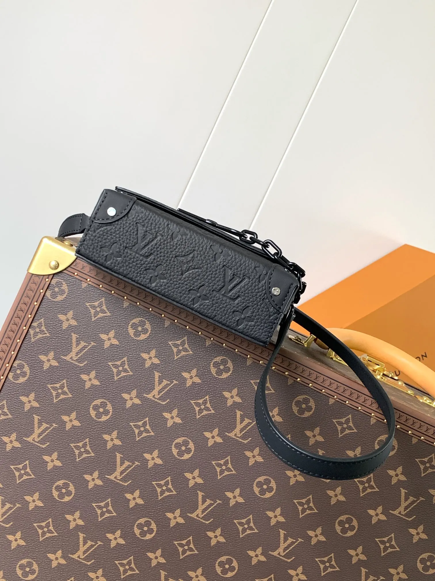 牛皮 拉链内袋稳妥收纳随行物品 可调节肩带实现舒适肩背 链条包 精致链条款