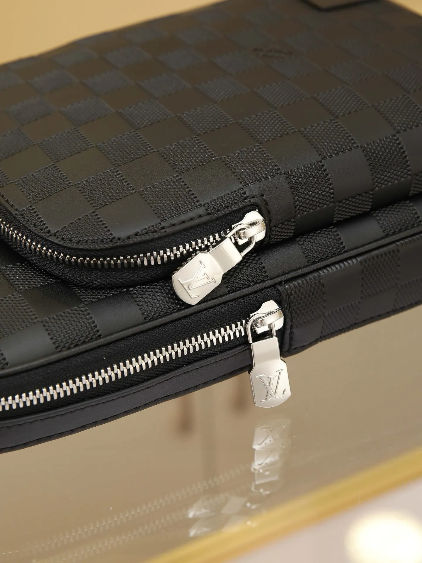 Damier 可调节肩带可通过 形环固定于左右两侧 单肩包 日常单肩背款