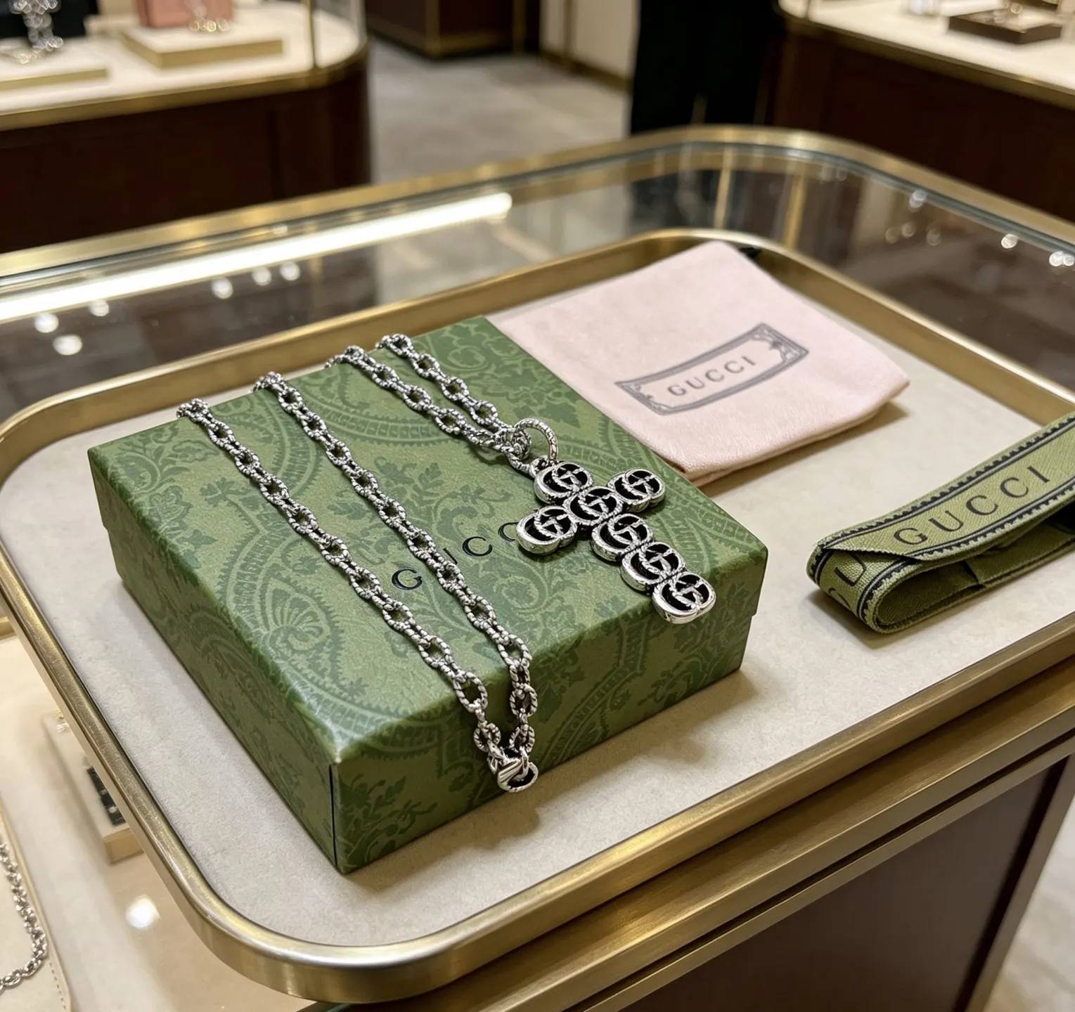 Gucci Chain Bag Shoulder and Crossbody Wear Image 9 Gucci Chain Bag Shoulder and Crossbody Wear Image 9