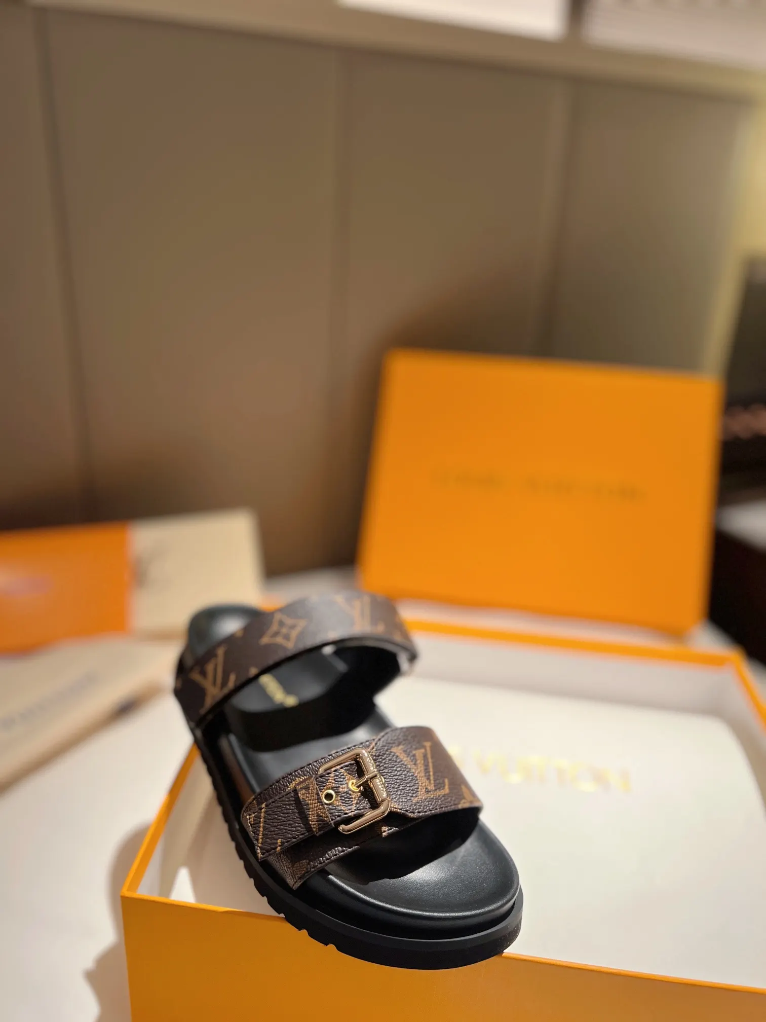 LV 經典老花 厚底拖鞋 休閒百搭款(數字7) LV 經典老花 厚底拖鞋 休閒百搭款(數字7)