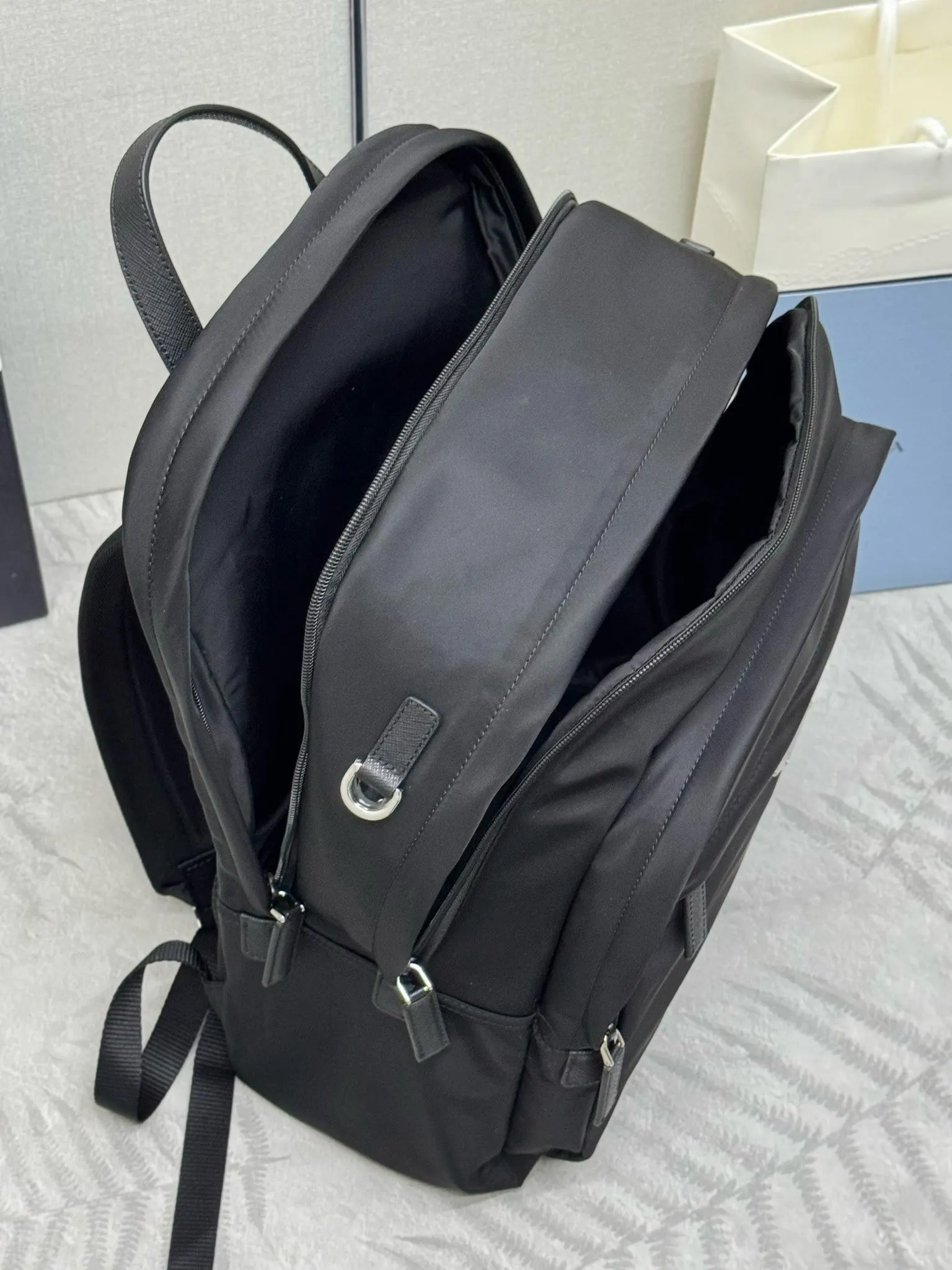 PRADA 2VZ048 Re-Nylon尼龙 Saffiano十字纹牛皮 双肩背包 轻便实用款