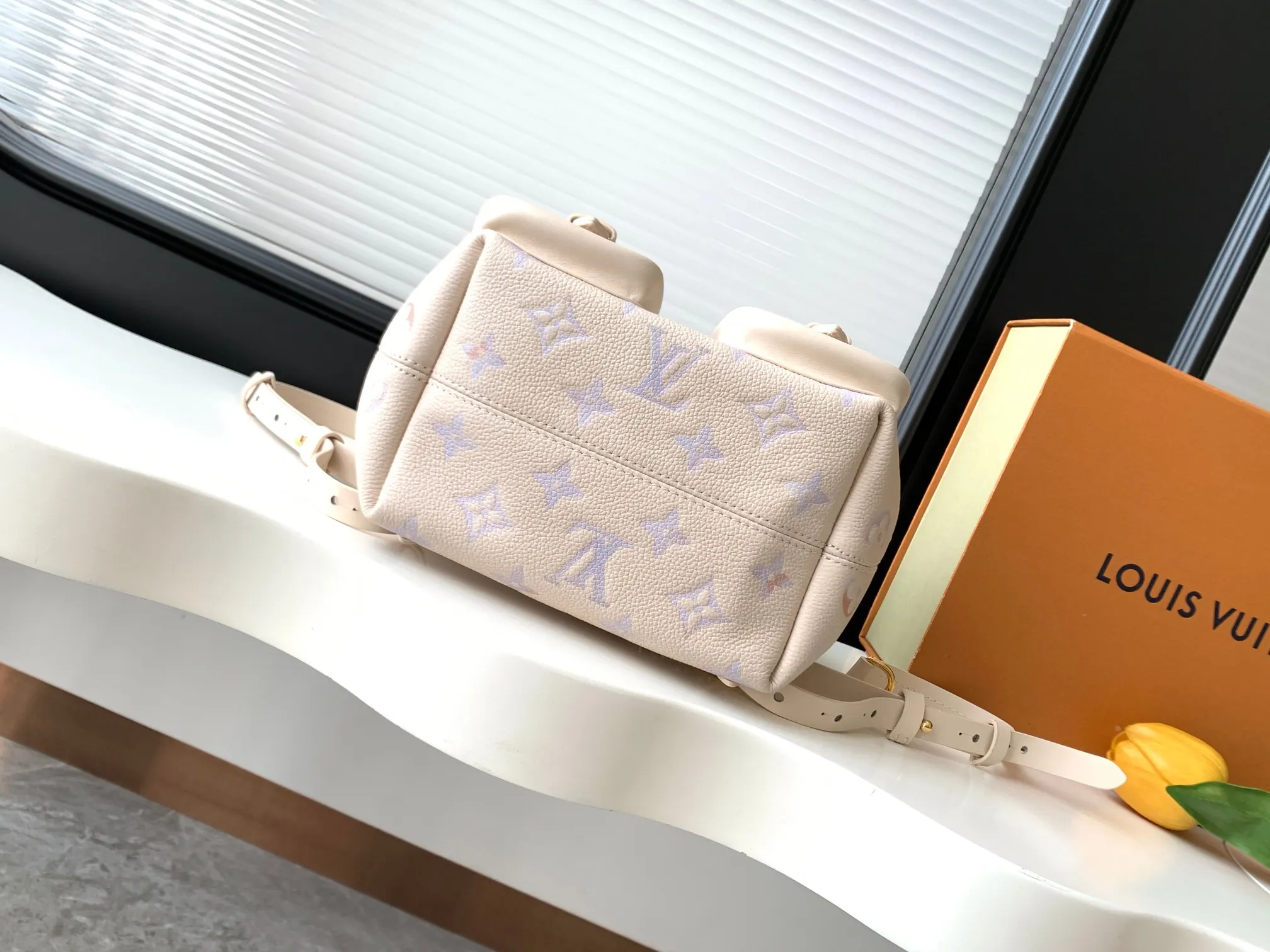 牛皮 翻盖前袋融入磁扣开合 可稳妥收納小件物品 鏈條包 精致鏈條款