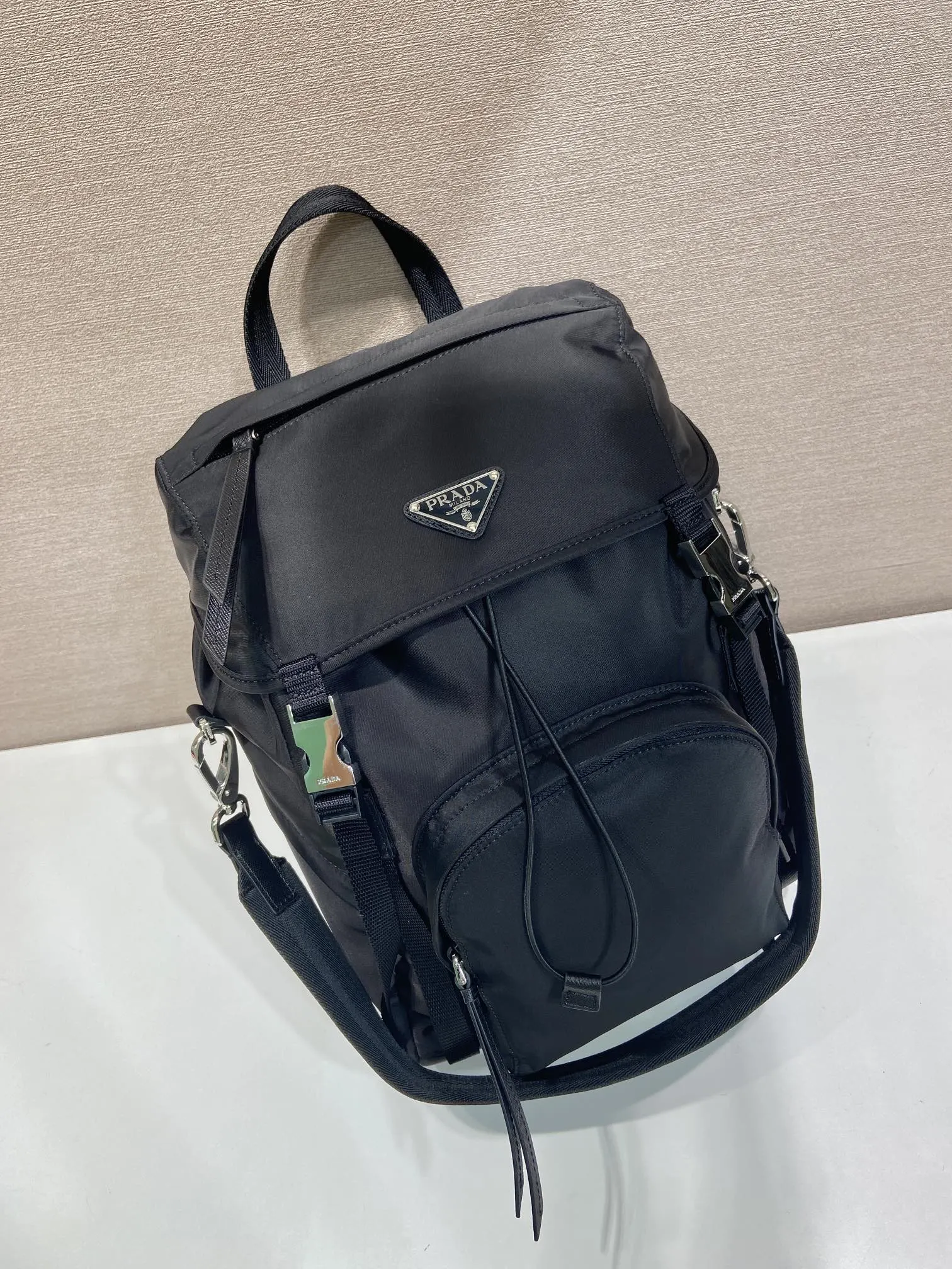 PRADA Re-Nylon尼龙 双肩背包 轻便实用款