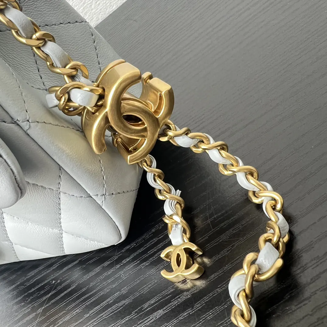 Chanel 浅蓝色小羊皮菱格链条包 金扣