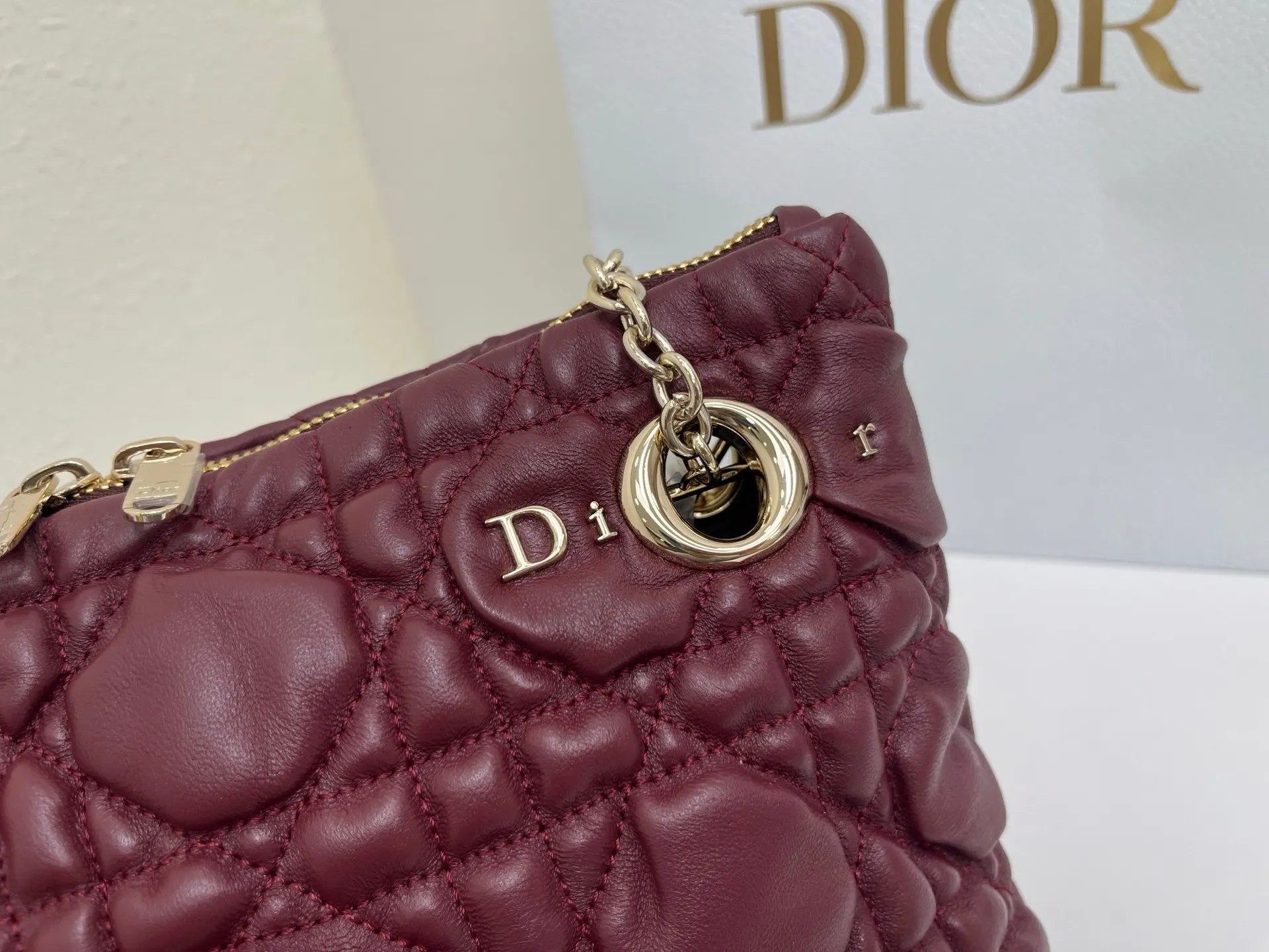 Dior 突显饰以蓬蓬超大藤格纹的新材质 为經典图案注入立体风 鏈條包 精致鏈條款