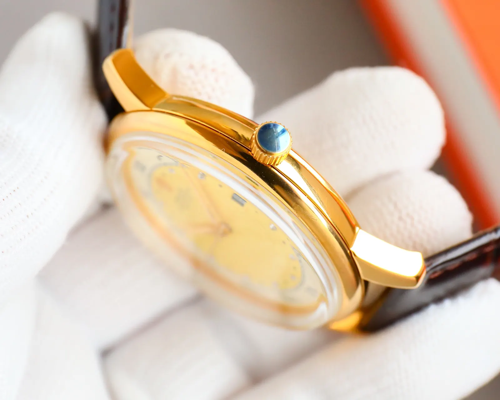 Watch Classic Leather Image 9 Watch Classic Leather Image 9