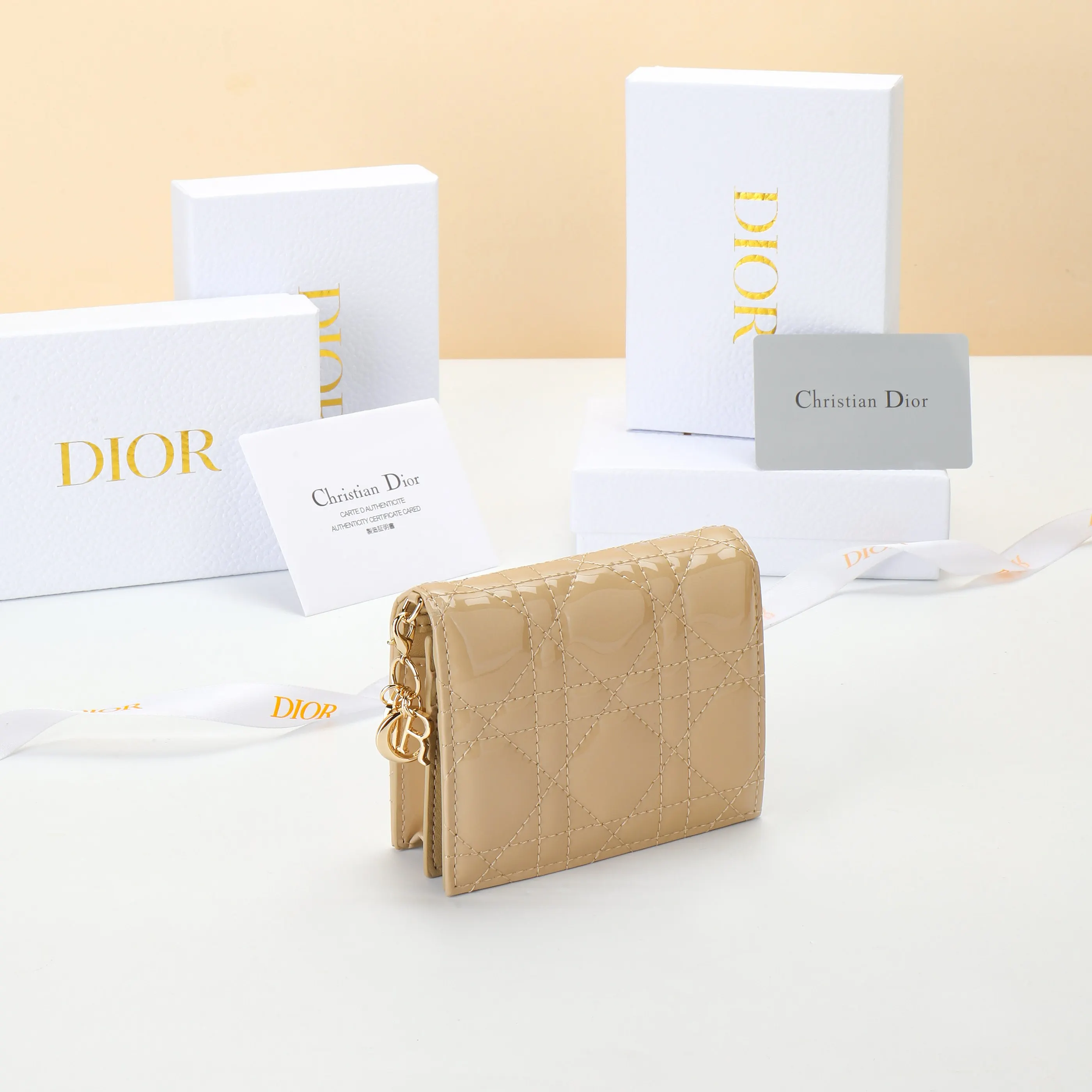 Dior 牛皮錢包 精緻配飾(數字3) Dior 牛皮錢包 精緻配飾(數字3)