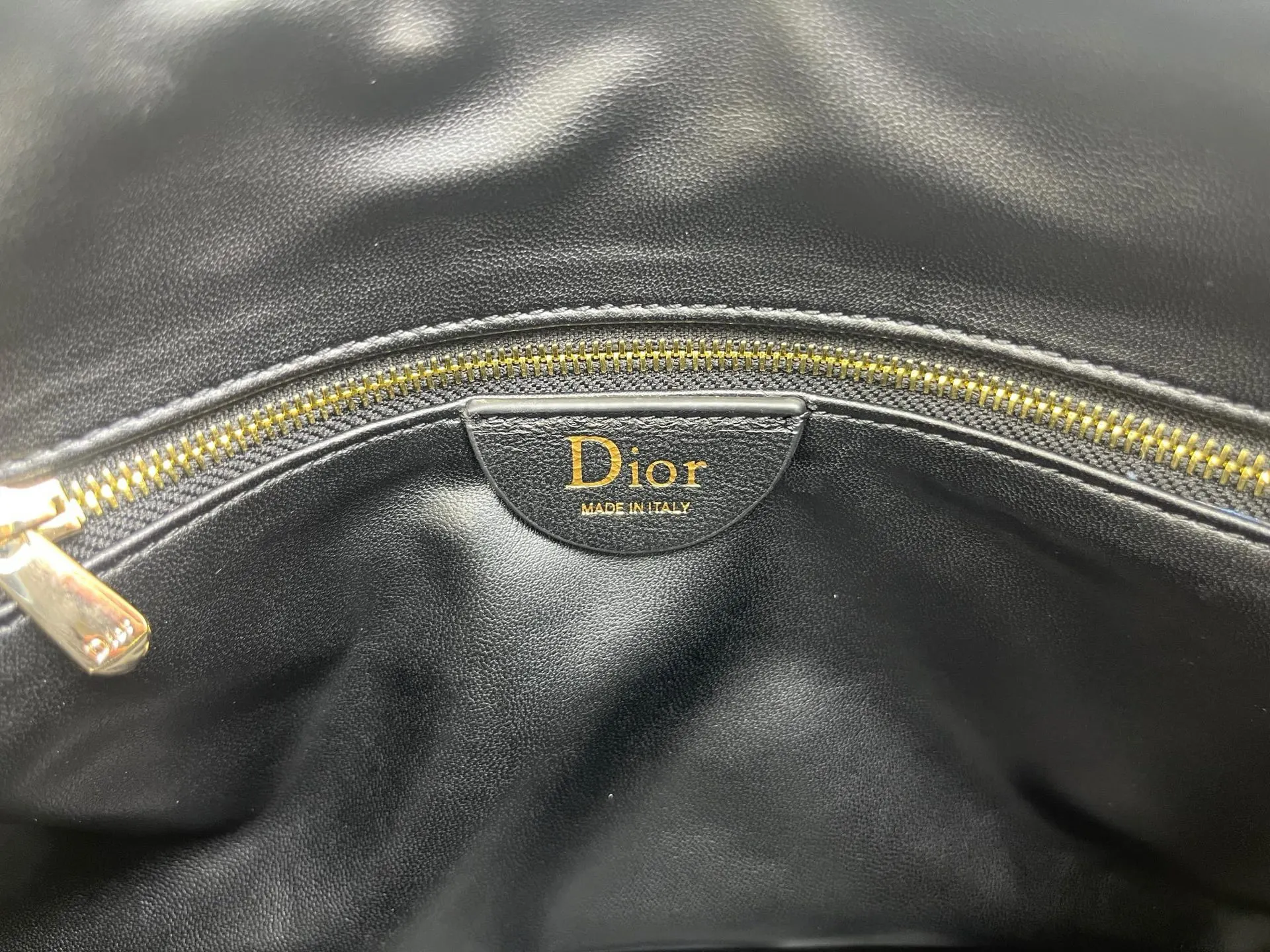 Dior 突显饰以蓬蓬超大藤格纹的新材质 为經典图案注入立体风 鏈條包 精致鏈條款