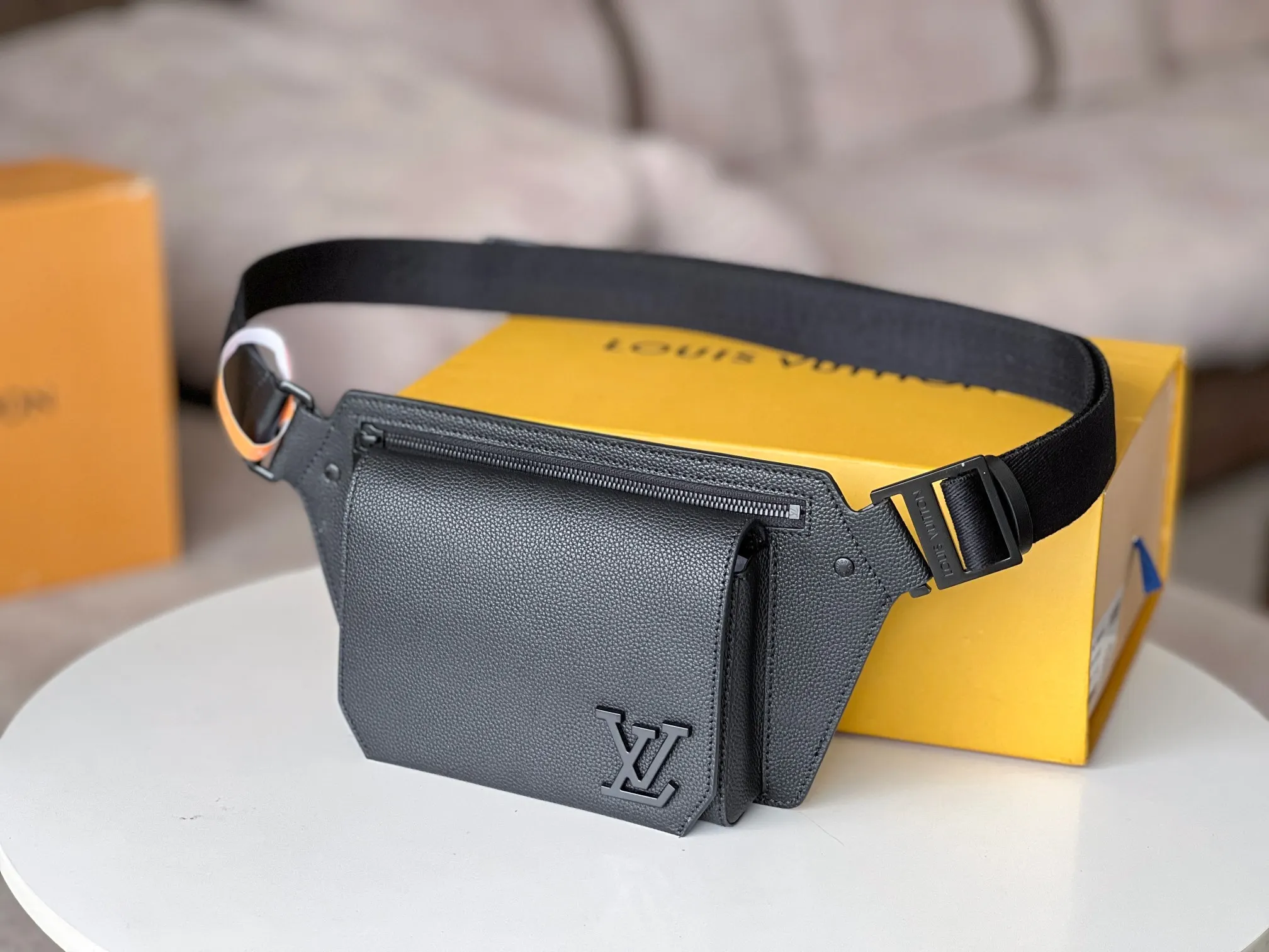 LV 小牛皮 钝角翻盖和磁扣开启充裕主隔层 拉链袋再添一重保护 腰包 休闲腰包款